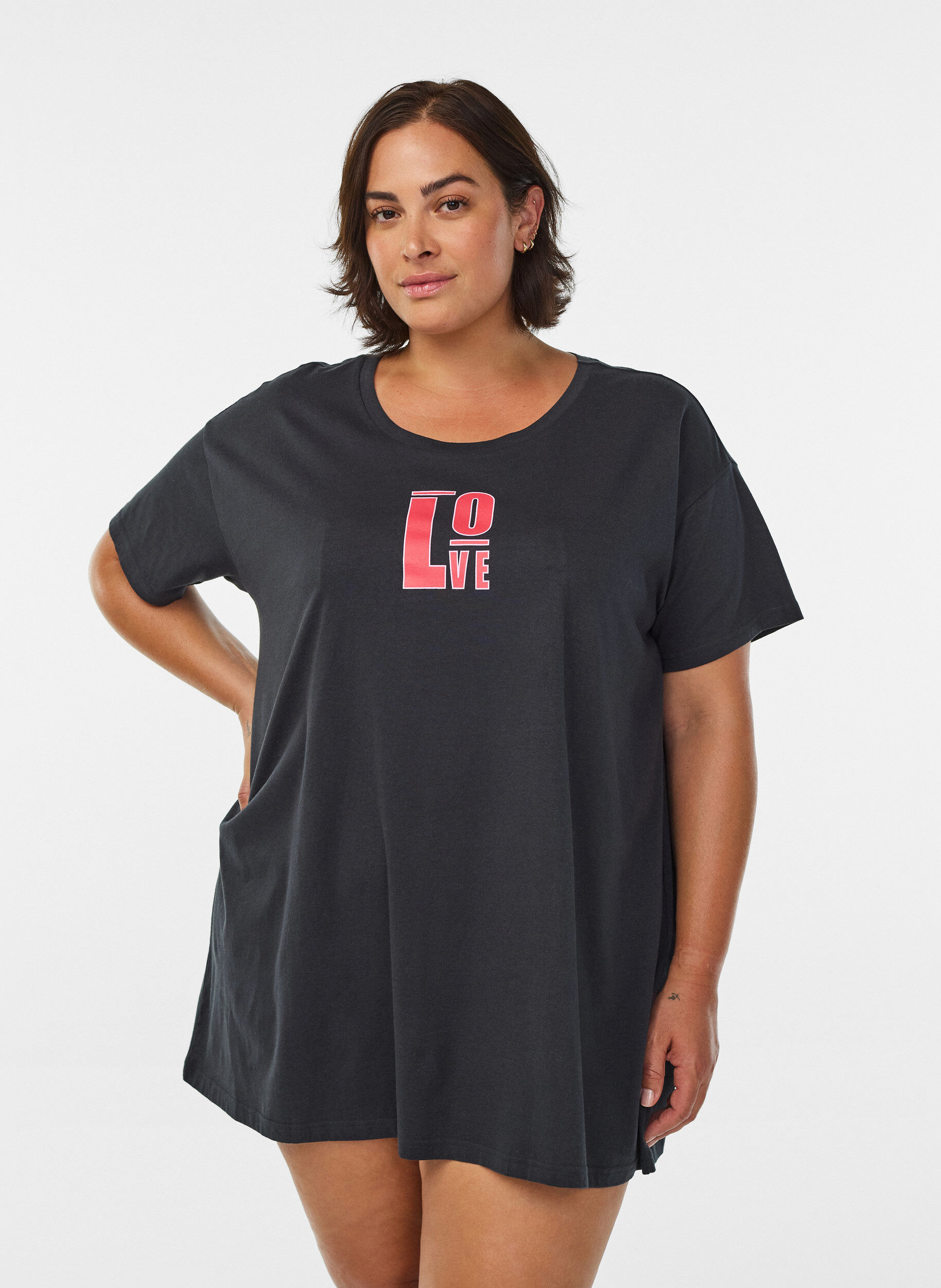 Zizzi T-shirt de nuit long en coton bio avec imprim&eacute;, Gris anthracite, Model image number 0