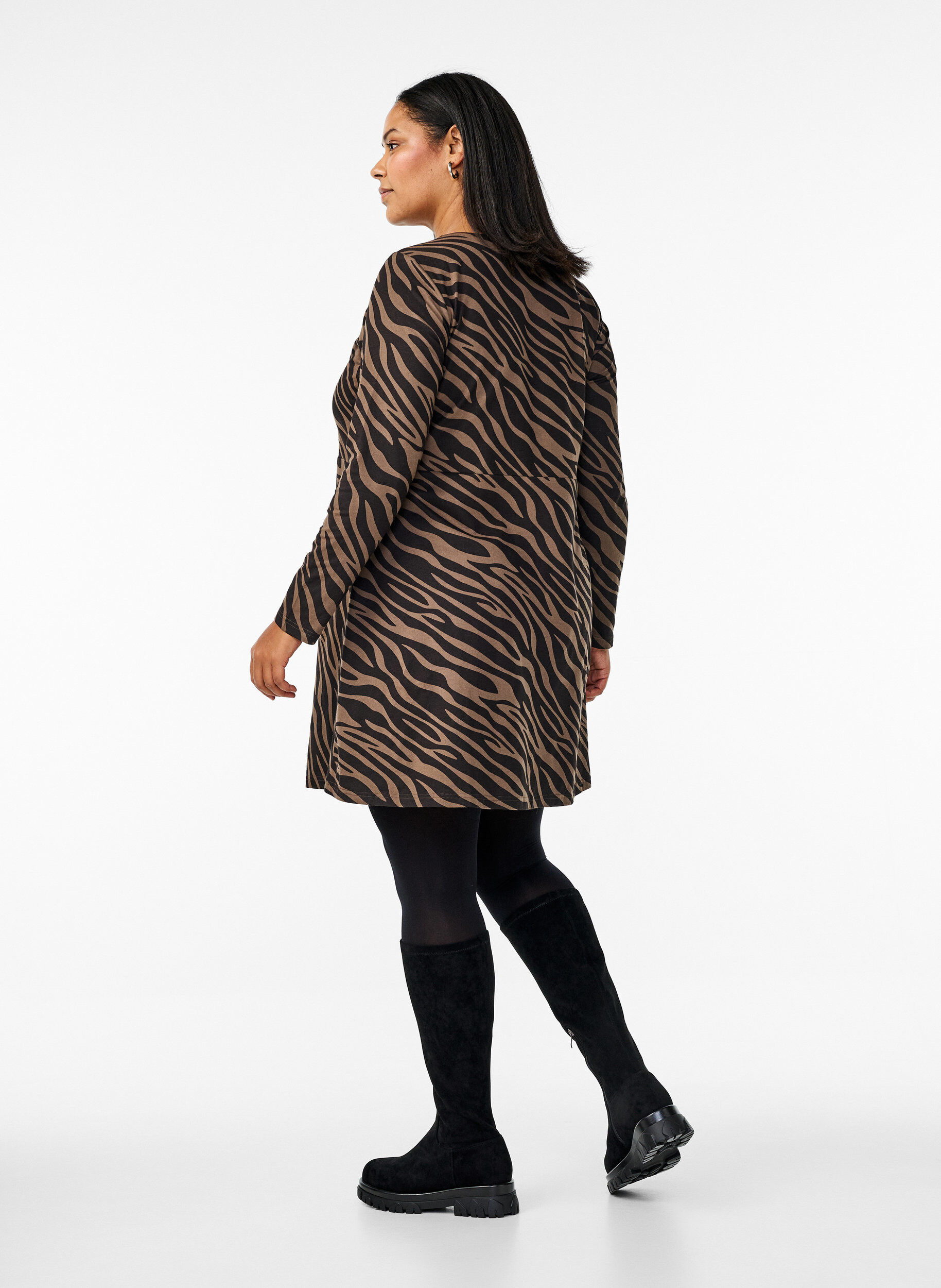 Zizzi Robe &agrave; manches longues avec col rond et imprim&eacute; z&egrave;bre, Walnut Zebra, Model image number 1