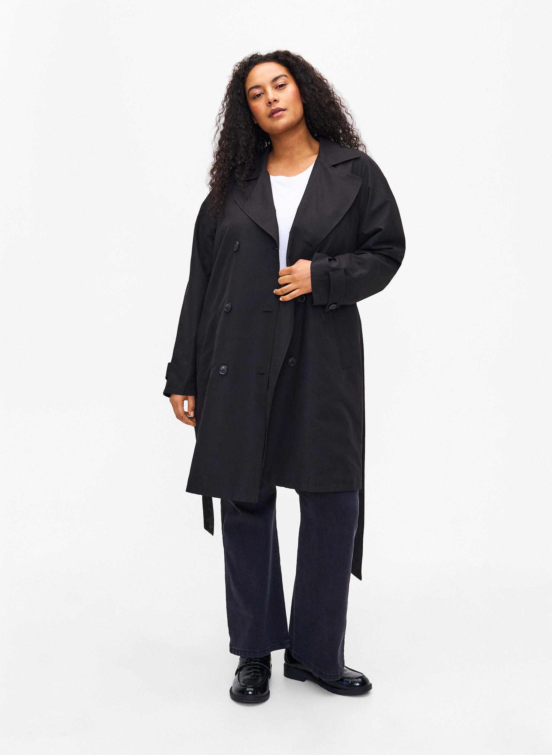Zizzi Trenchcoat mit G&uuml;rtel und Schlitz, Black, Model image number 3