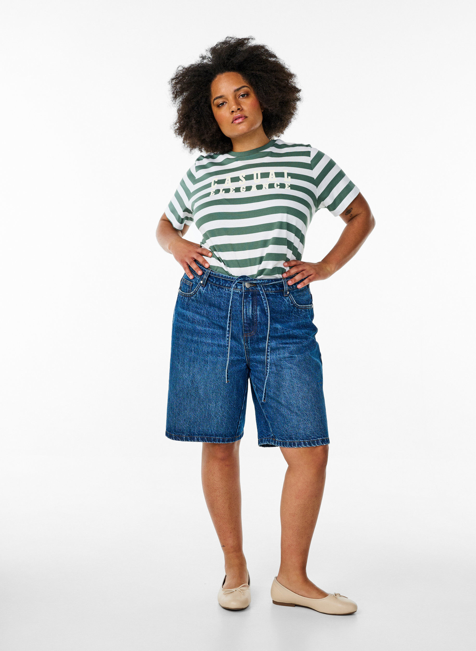 Zizzi T-shirt en coton biologique avec des rayures et du texte, Vert, Model image number 1