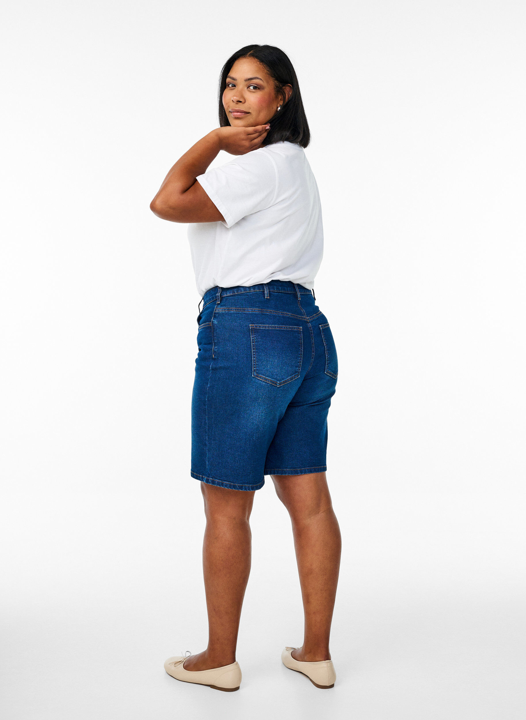 Zizzi Locker sitzende Jeansshorts mit hoher Taille, Blau, Model image number 2