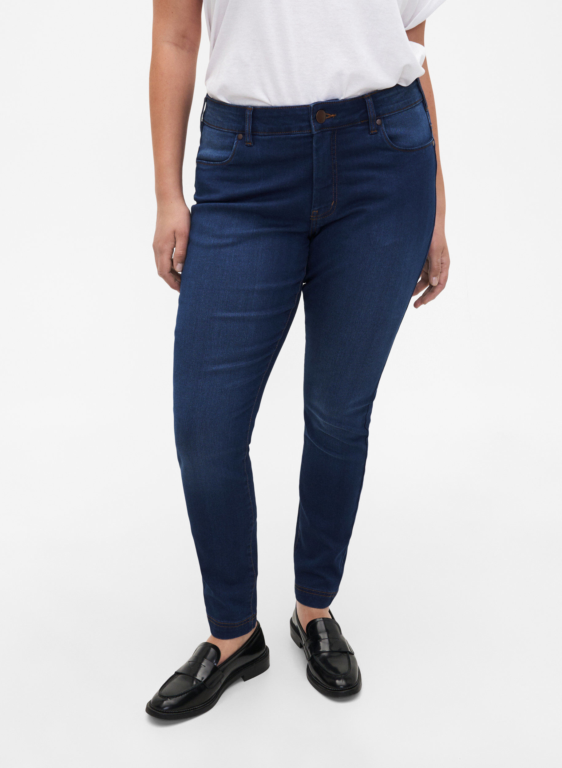 Zizzi Viona Jeans mit normaler Taille, Blau, Model image number 2