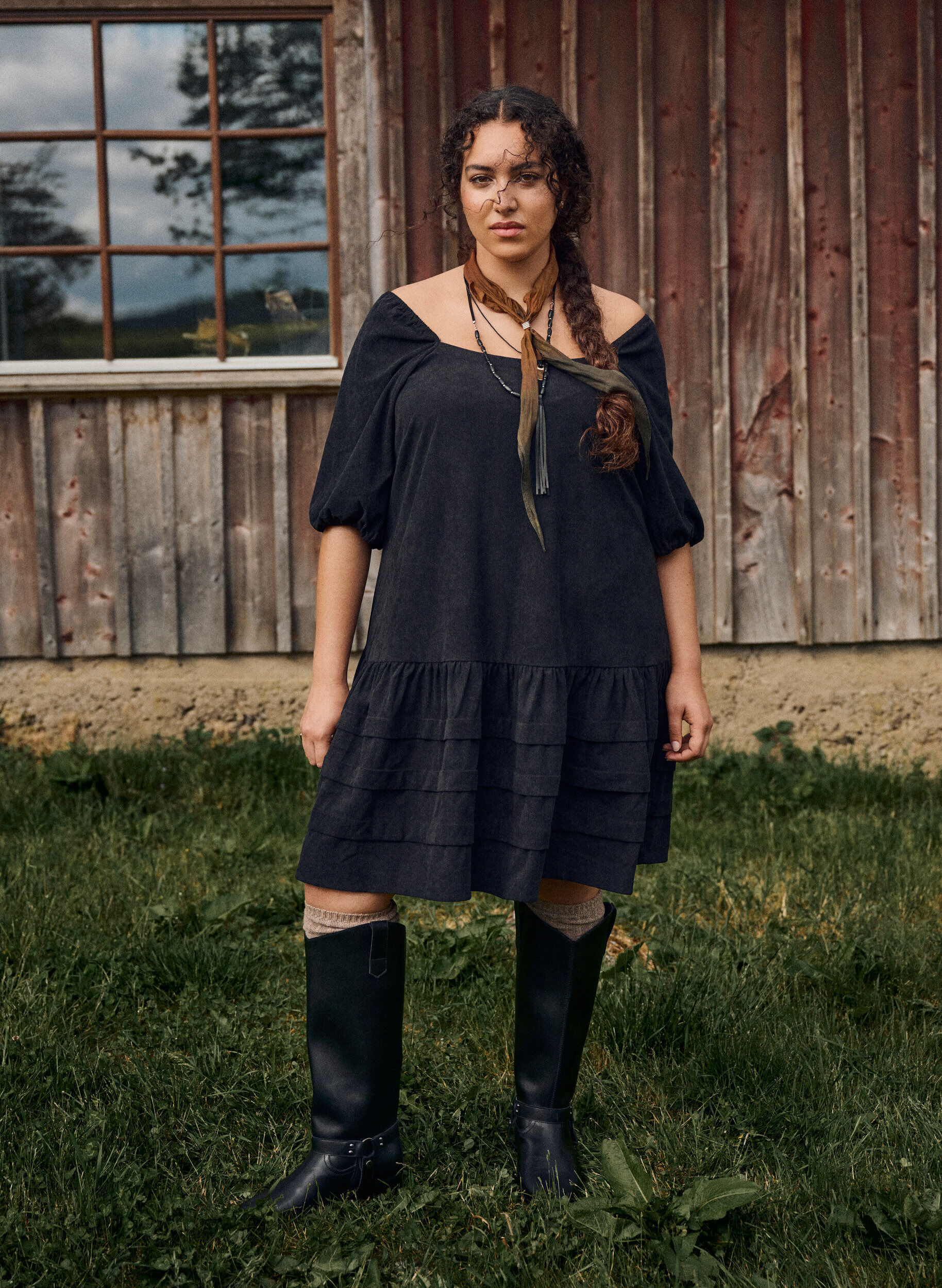 Zizzi Kurzes Cordkleid mit eckigem Ausschnitt, Schwarz, Image image number 0