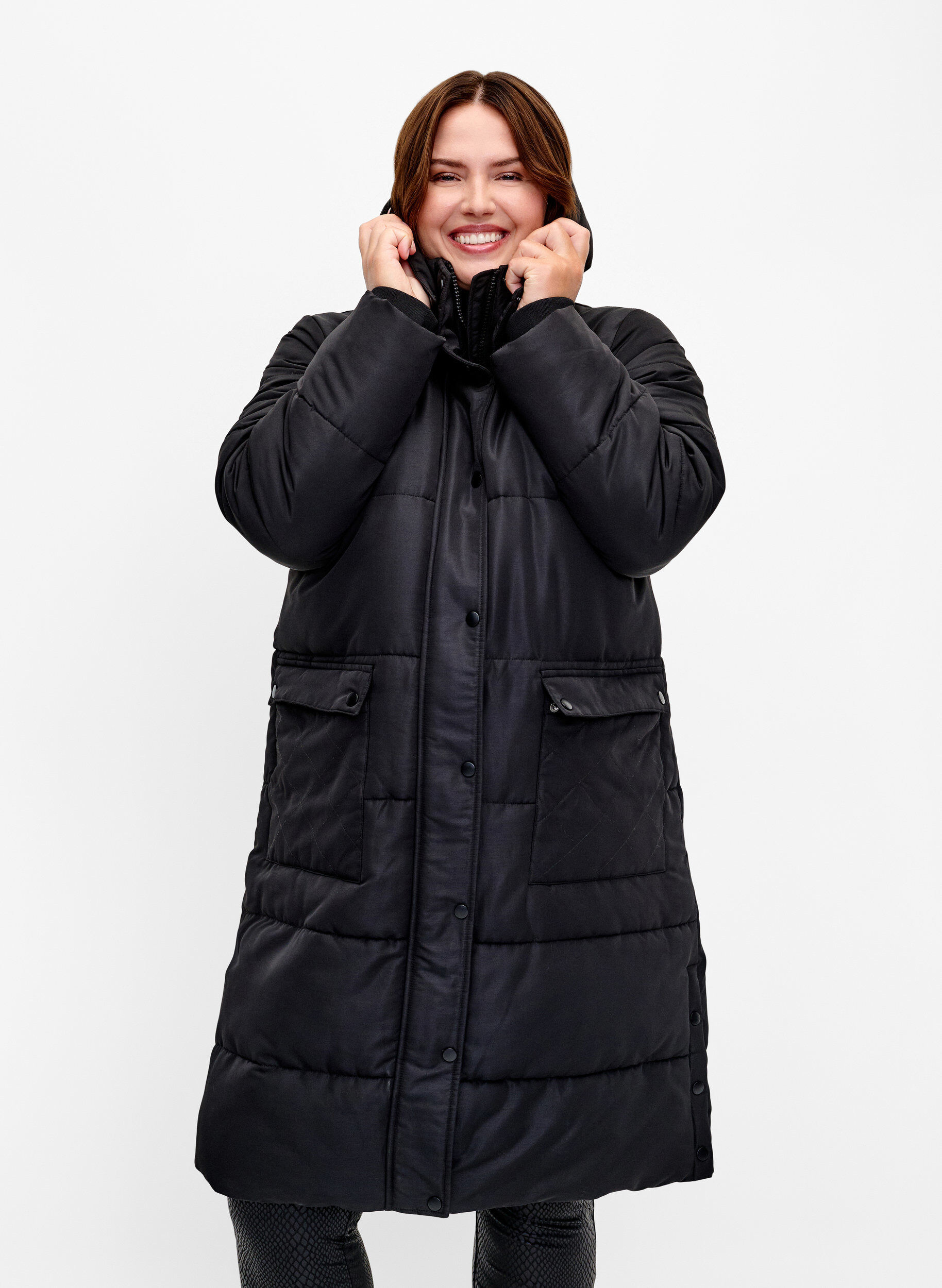 Zizzi Lange Pufferjacke mit Taschen und Kapuze, Schwarz, Model image number 0