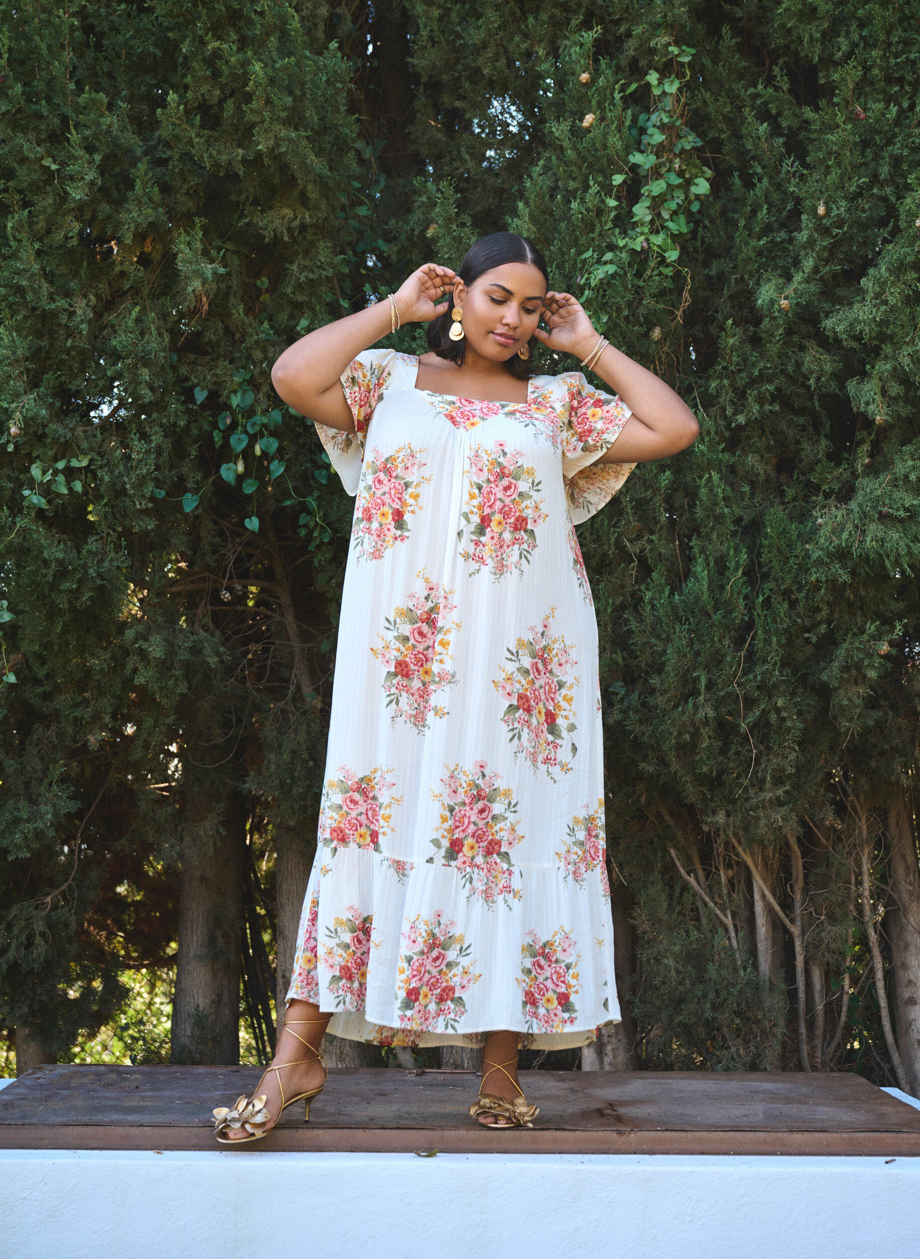 Langes Kleid mit eckigem Ausschnitt und floralen Mustern