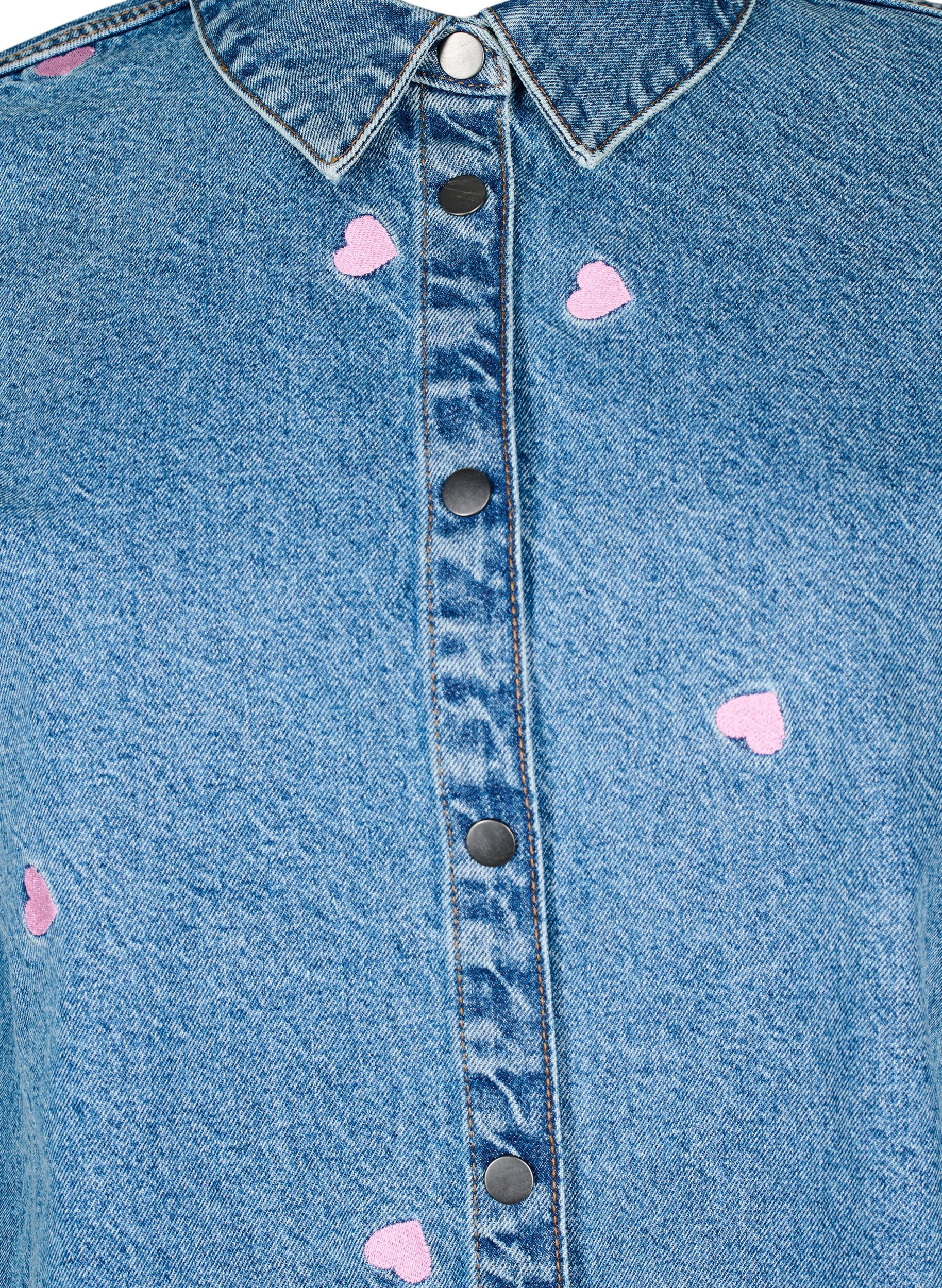 Zizzi Chemise ample en jean avec c&oelig;urs brod&eacute;s, Light Blue Heart, Packshot image number 2