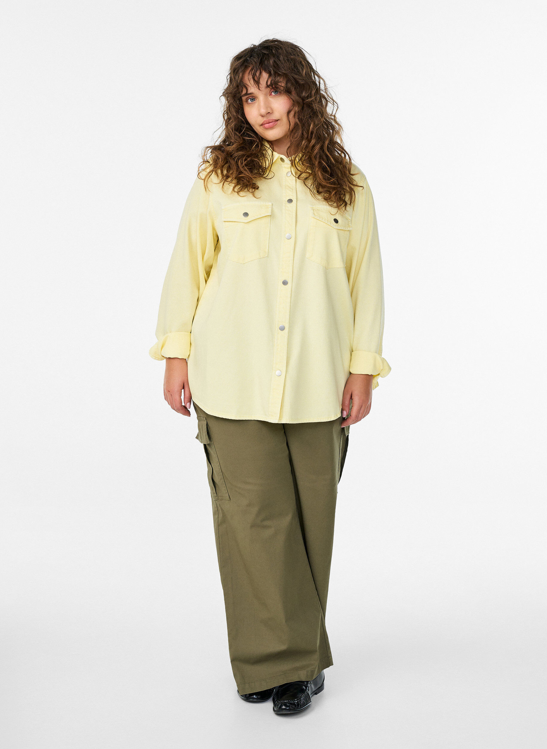 Zizzi Chemise en jean avec poches poitrine, Jaune clair, Model image number 1