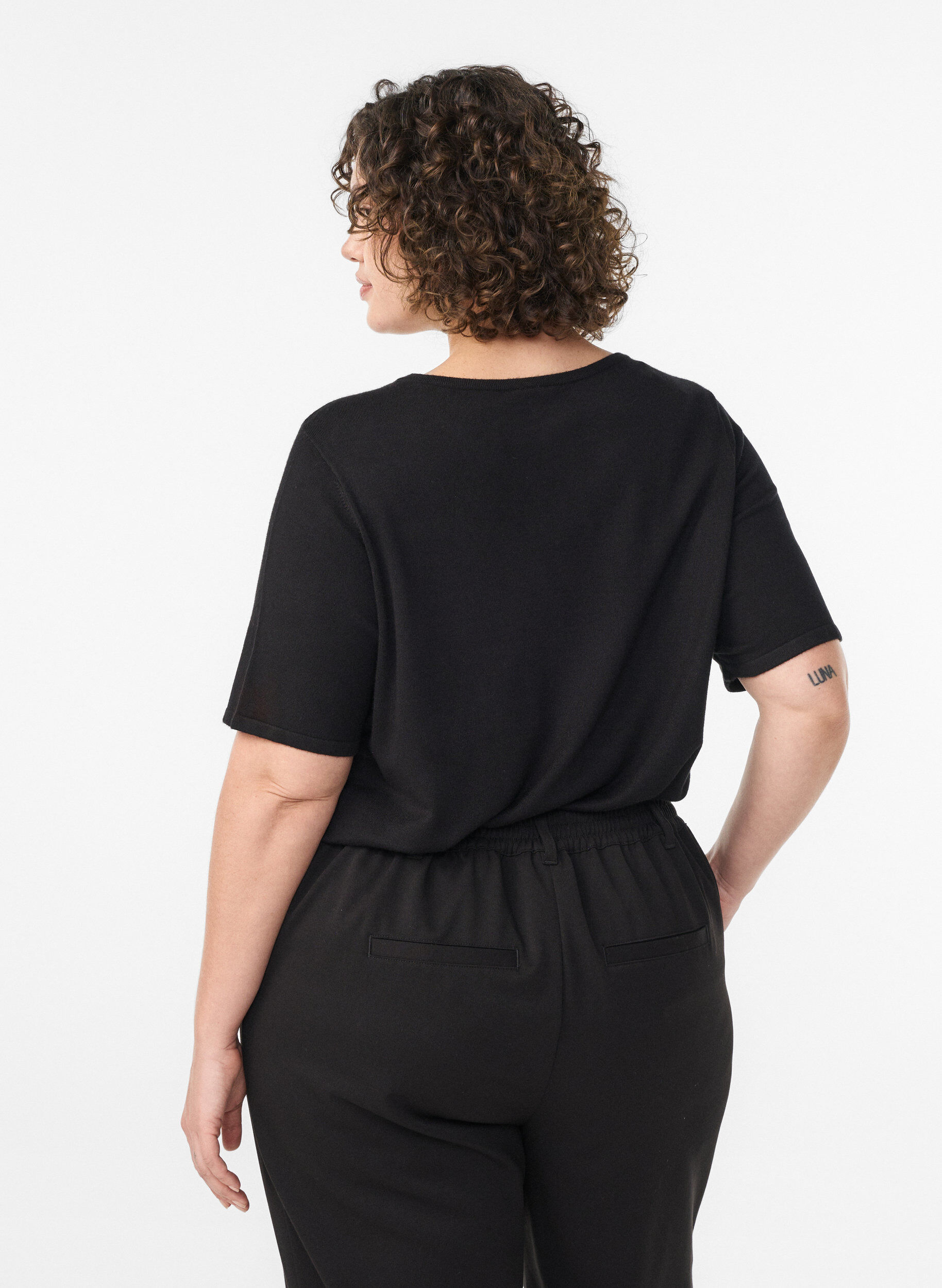 Zizzi Kurz&auml;rmelige Strickbluse aus Viskose, Schwarz, Model image number 2