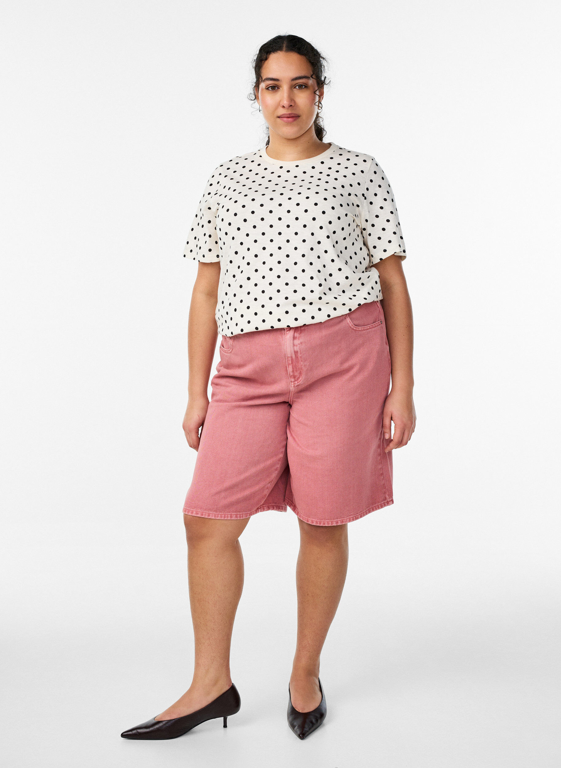 Zizzi Bermuda taille haute en jean de couleur, Rose poudr&eacute;e, Model image number 1