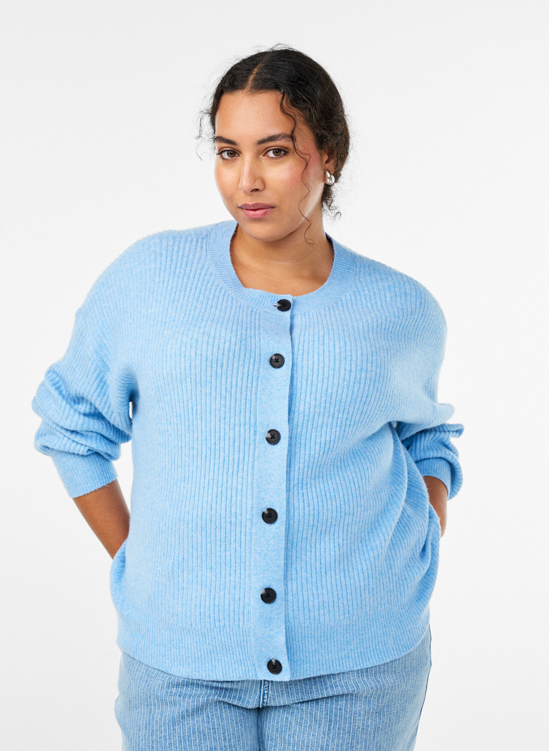 Rippenstrick Strickjacke mit Kn&ouml;pfen, Blau, Model