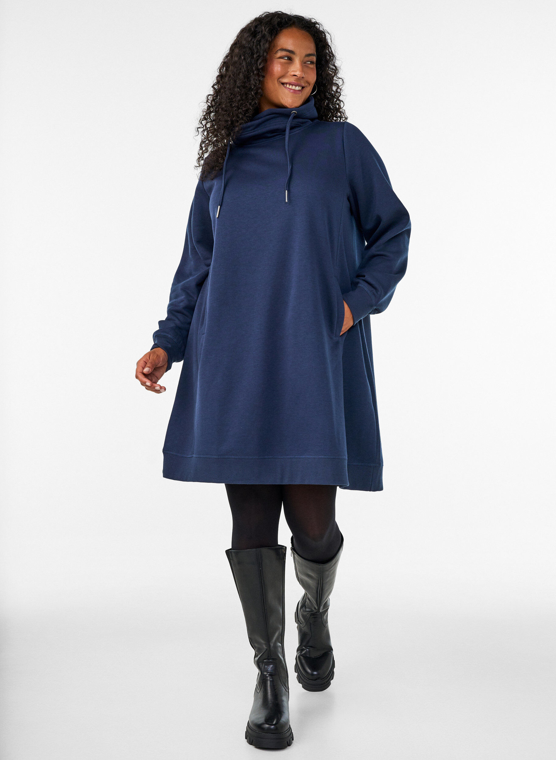 ZizziRobe sweat-shirt courte &agrave; col montant et poches, Bleu, Model image number 1