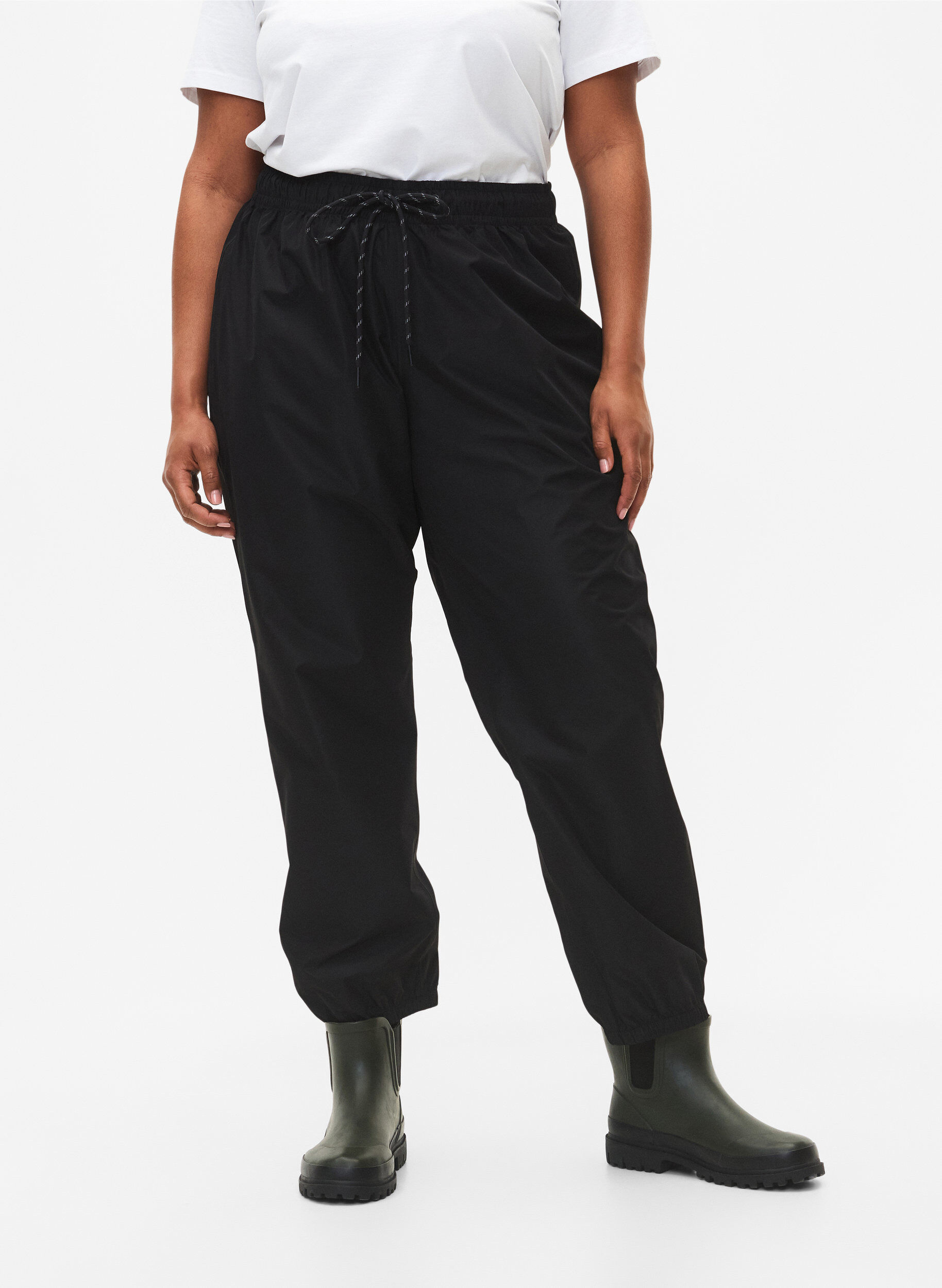Zizzi Regenhose mit Gummizug und Kordelzug, Schwarz, Model image number 2