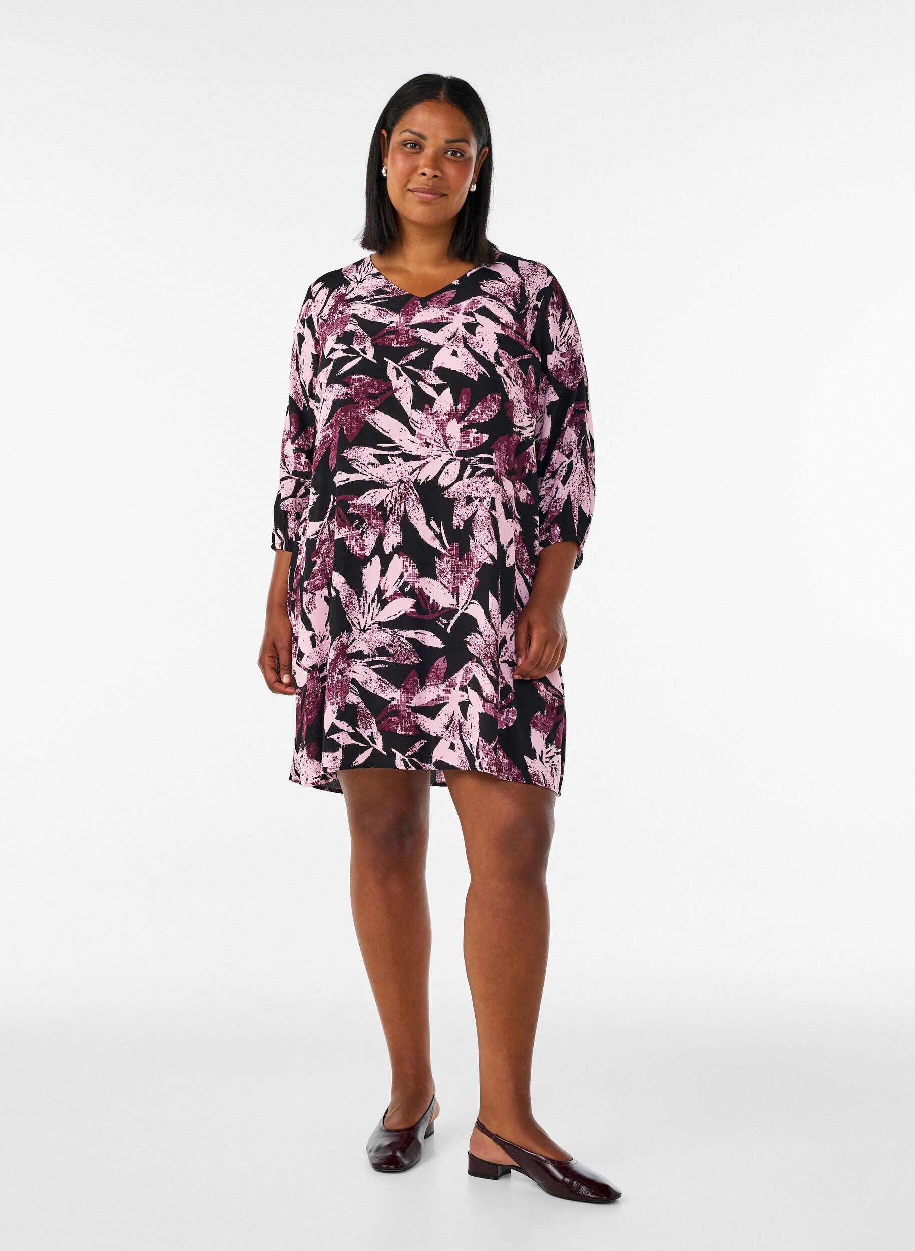 ZizziKurzes gebl&uuml;mtes Kleid aus Viskose mit 3/4-&Auml;rmeln, Schwarz, Model image number 1