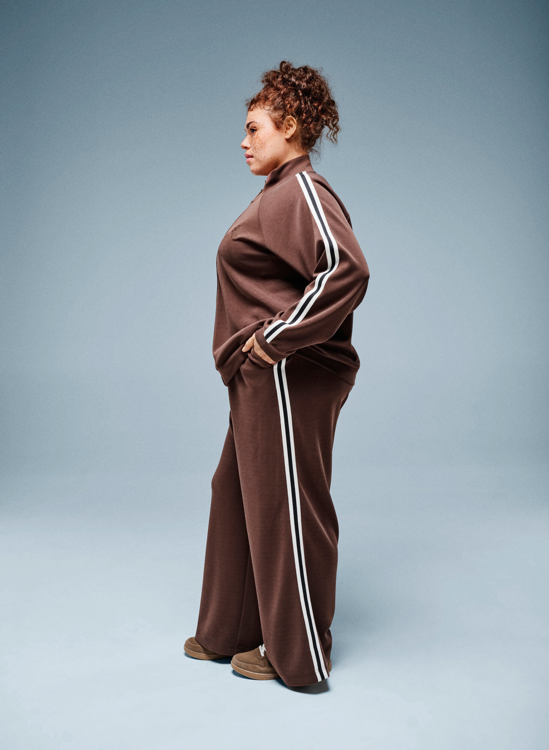 Zizzi Lockere Trainingshose mit hoher Taille und Streifendetail, Braun, Image image number 0