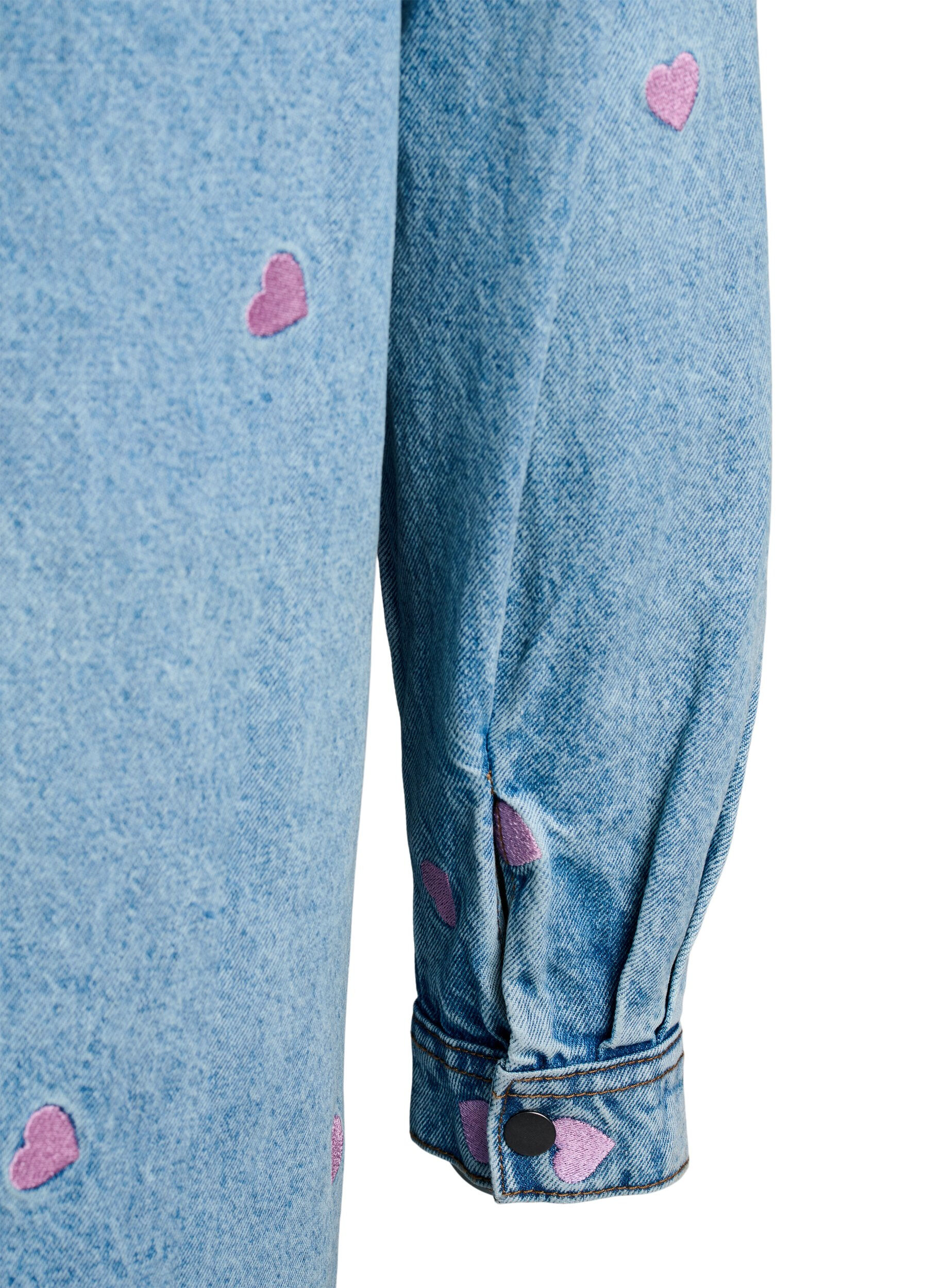 Zizzi Robe Denim avec c&oelig;urs et poches de poitrine, Bleu Clair, Packshot image number 3
