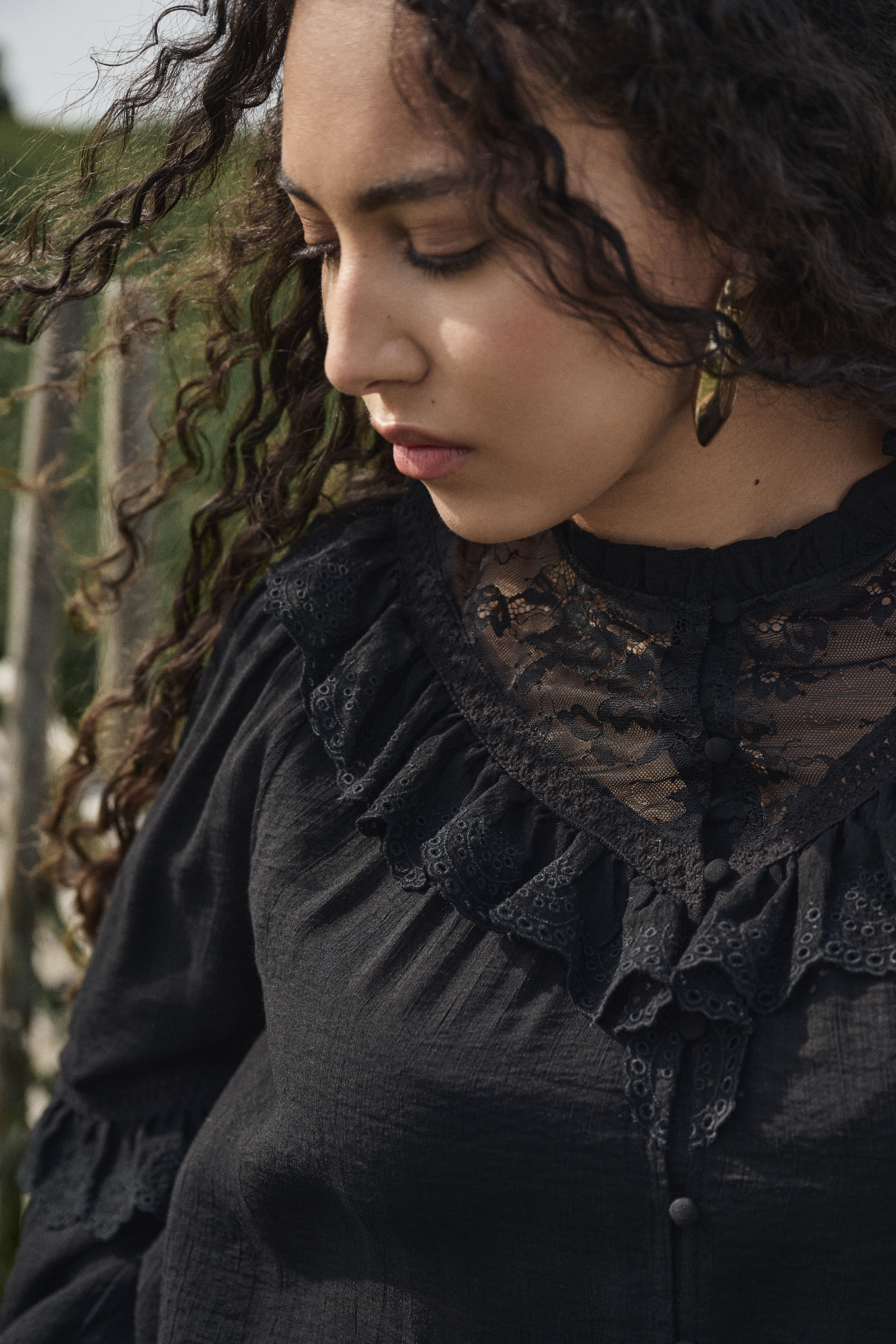 Zizzi Schwarze Bluse mit R&uuml;schen und Spitze, , Model