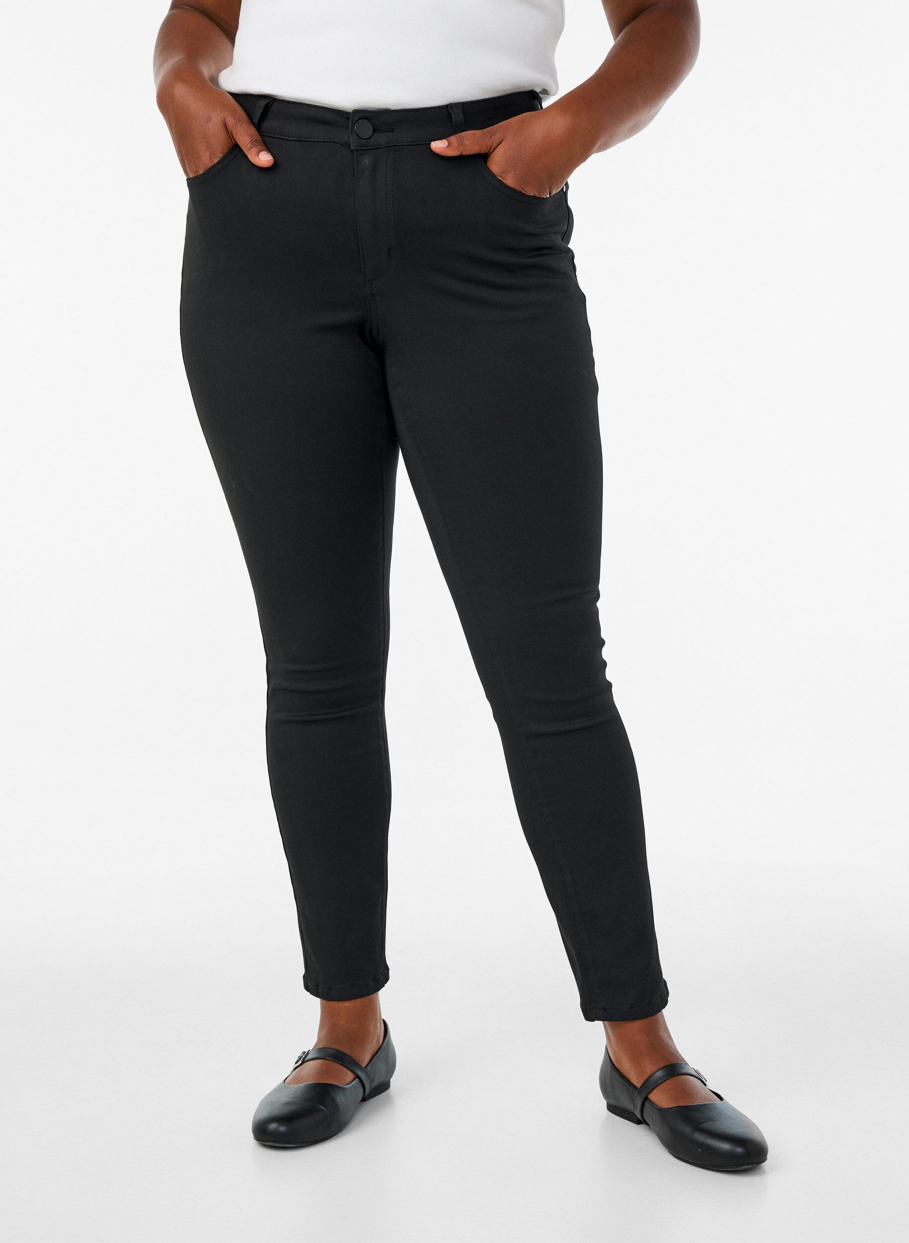 ZizziEmily Stay Black Jeans mit normaler Taille, Schwarz, Model image number 2