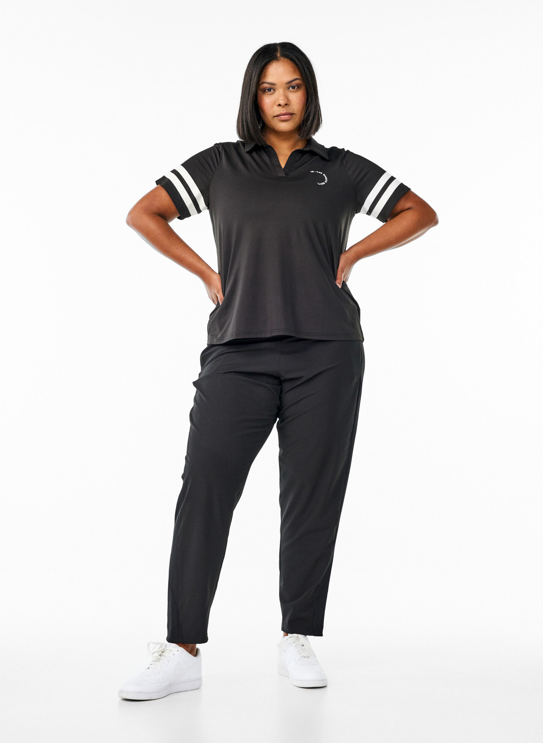 Zizzi Sportliches Poloshirt mit Streifen-Details, Schwarz, Model image number 1