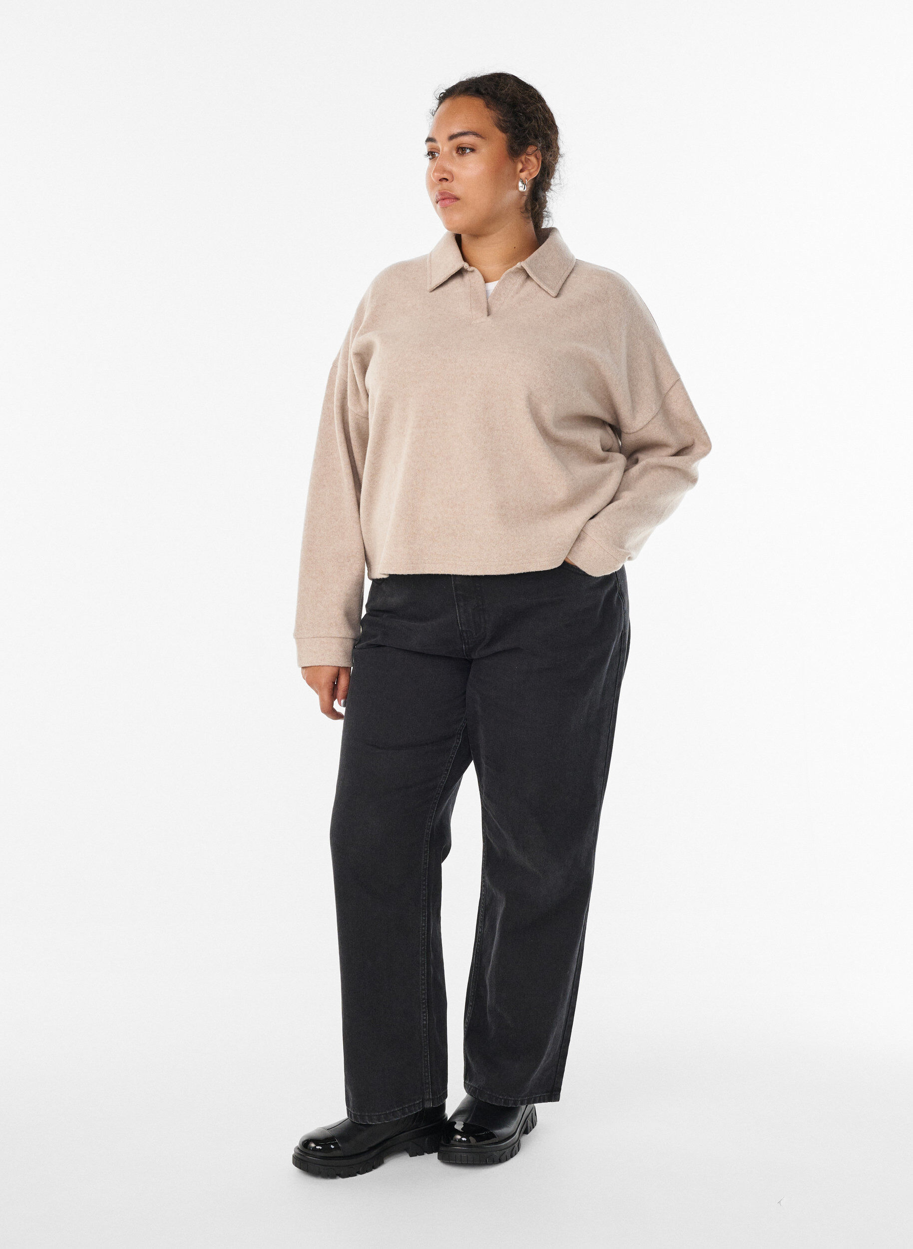 Zizzi Jersey-Bluse mit Kragen und V-Ausschnitt, Beige, Model image number 1