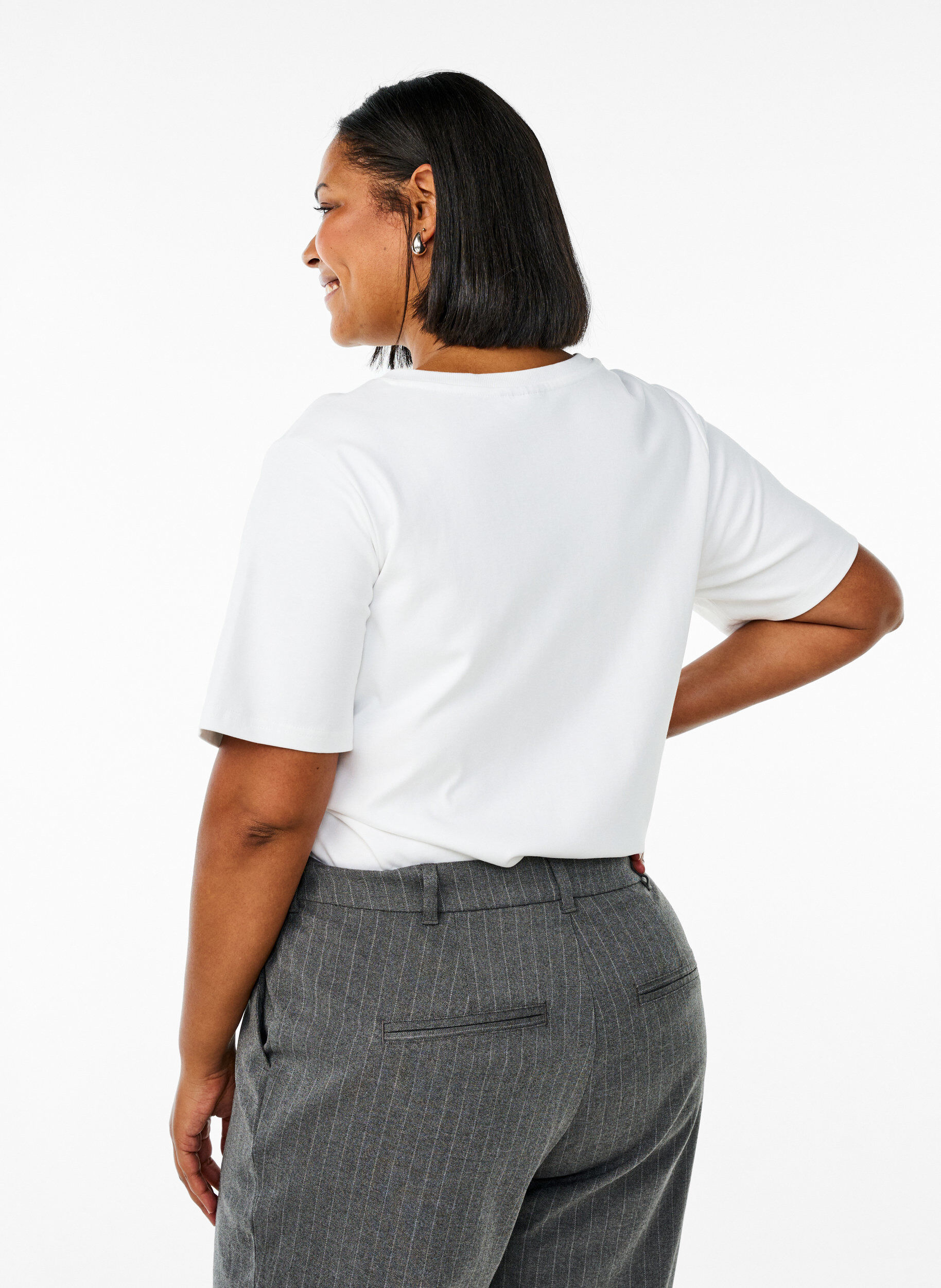 Zizzi Basic-T-Shirt mit V-Ausschnitt aus Bio-Baumwolle, Wei&szlig;, Model image number 2