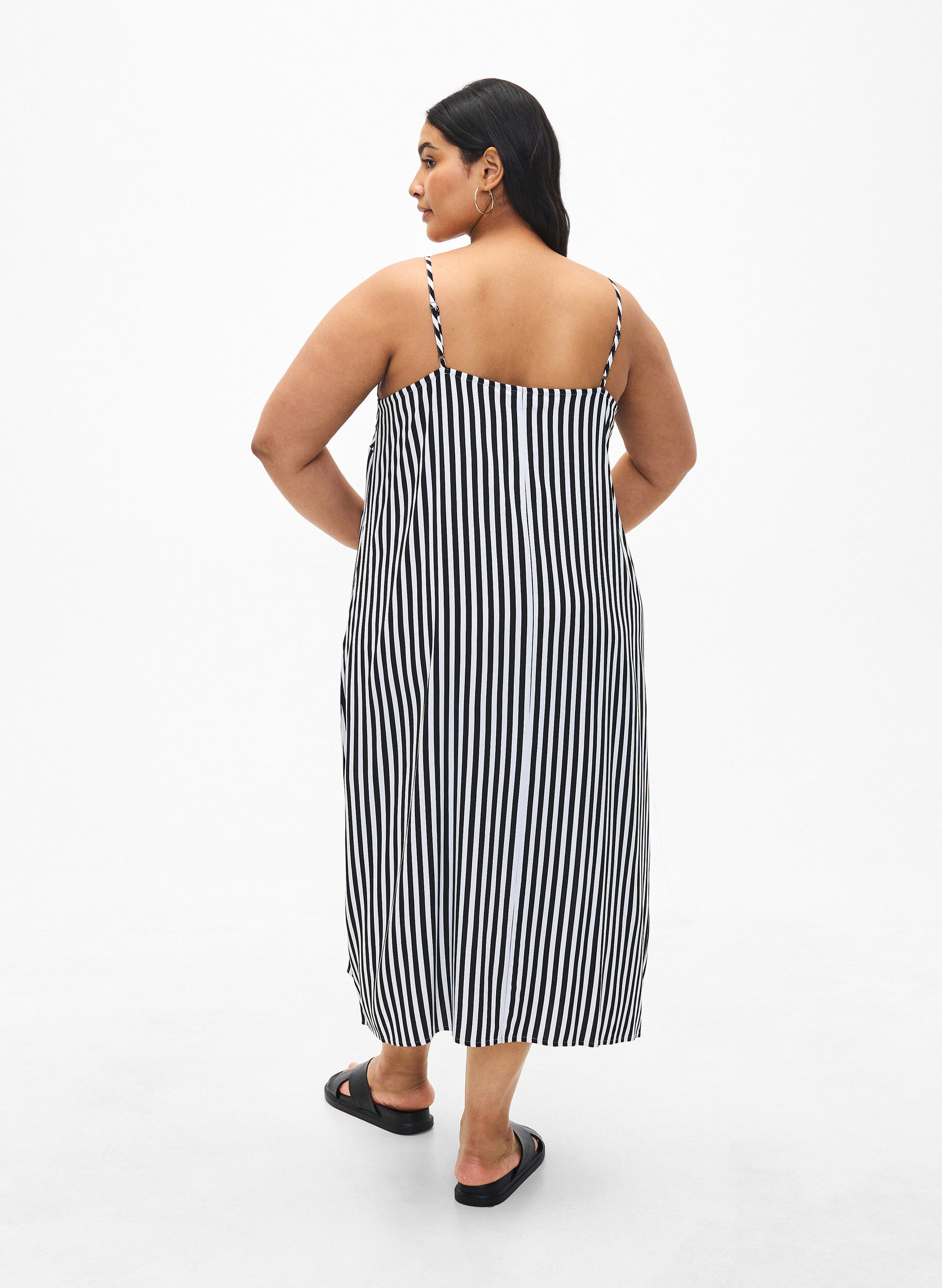 Zizzi FLASH - Robe &agrave; bretelles ray&eacute;e en viscose, Black White Stripe, Model image number 1
