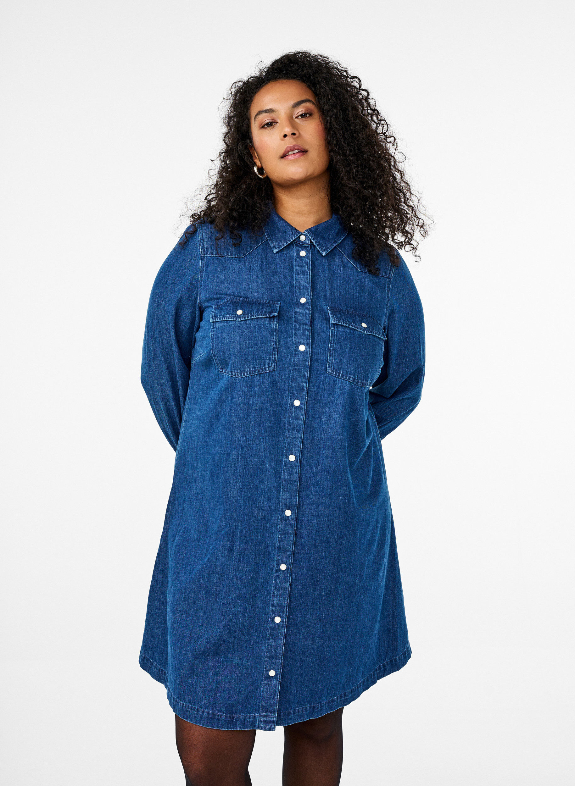 Zizzi Jeanskleid mit Kn&ouml;pfen, Blau, Model image number 0