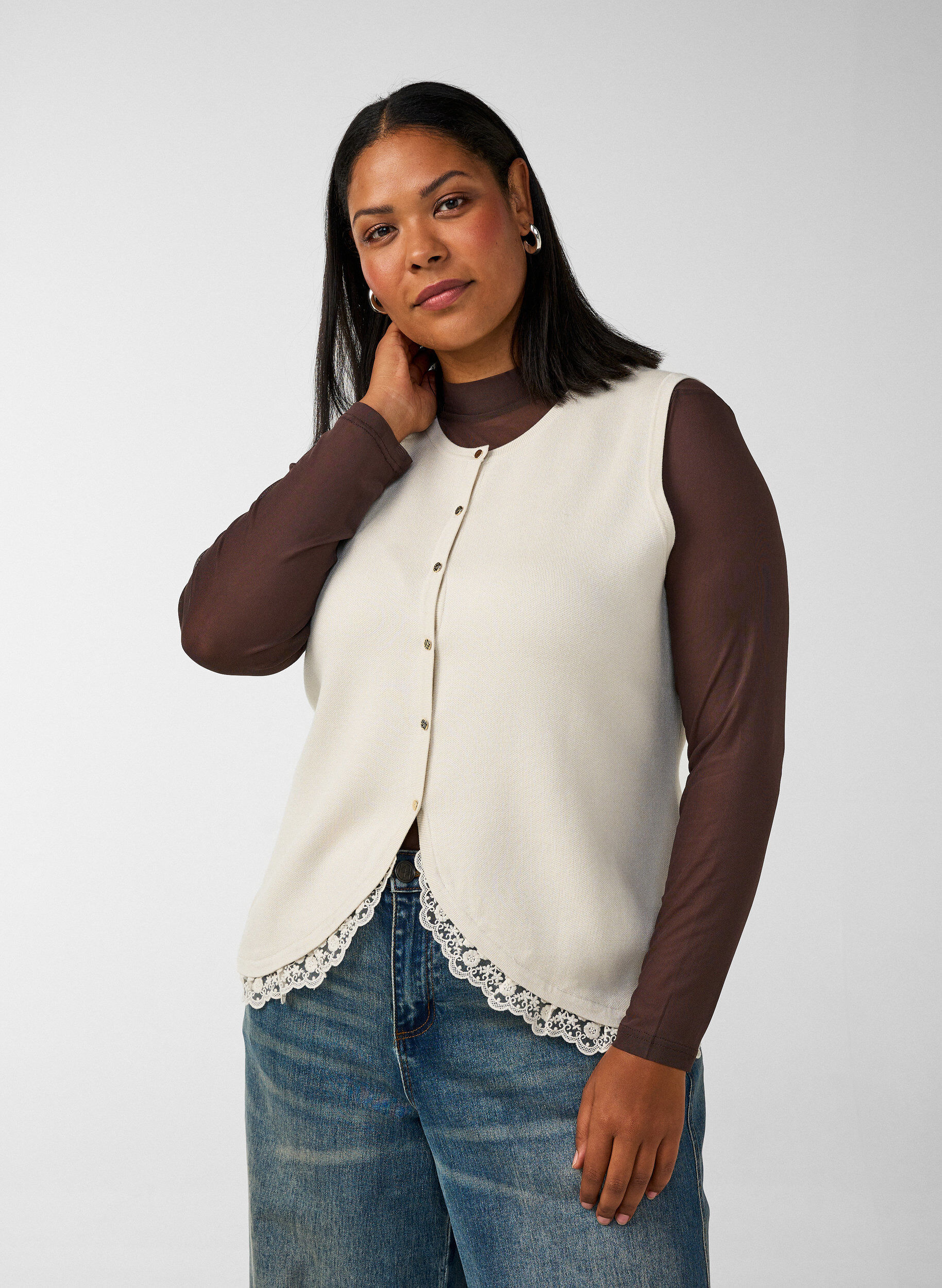 ZizziStrickweste mit Spitzenbesatz, Vanille, Model image number 0
