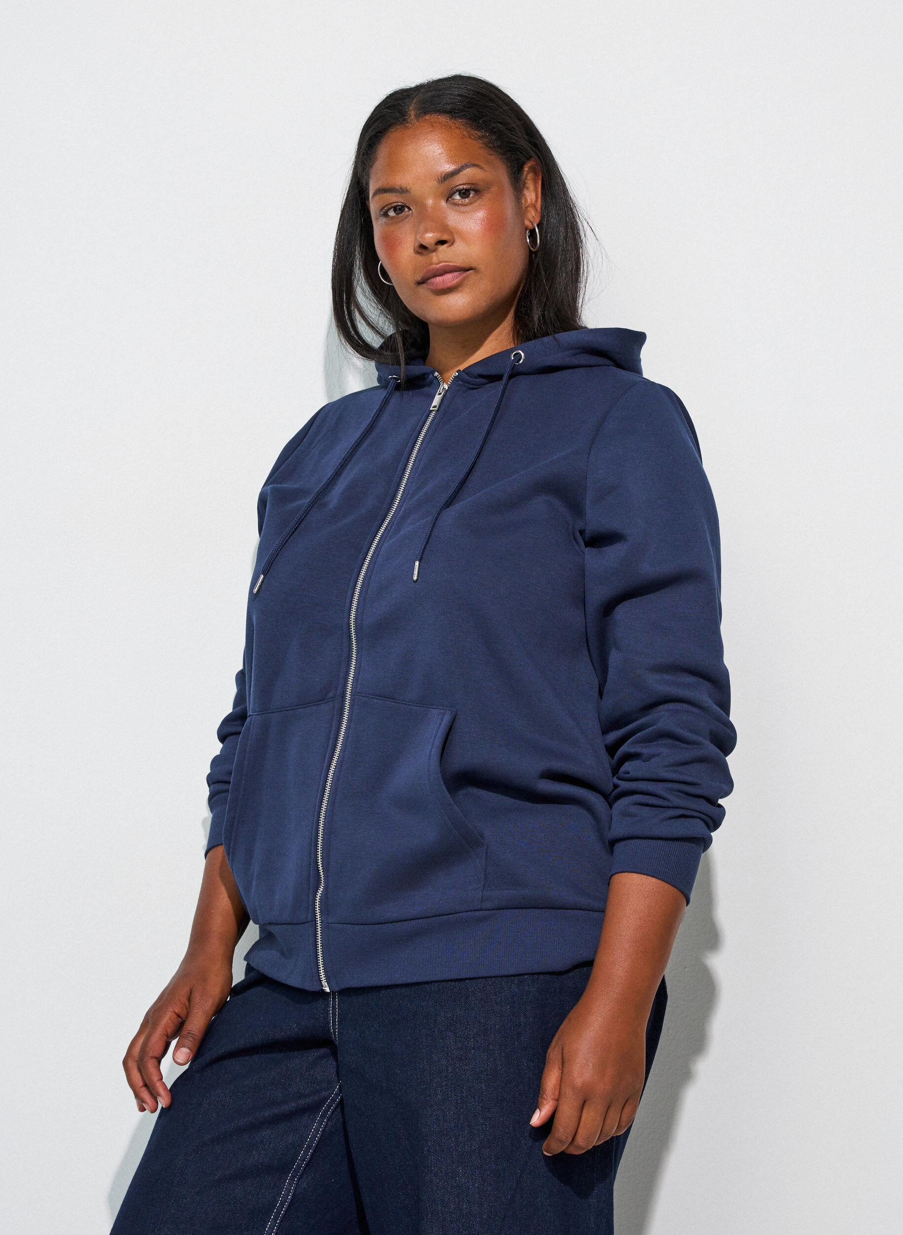 Kapuzensweatshirt mit Rei&szlig;verschluss und Taschen, Blau, Model