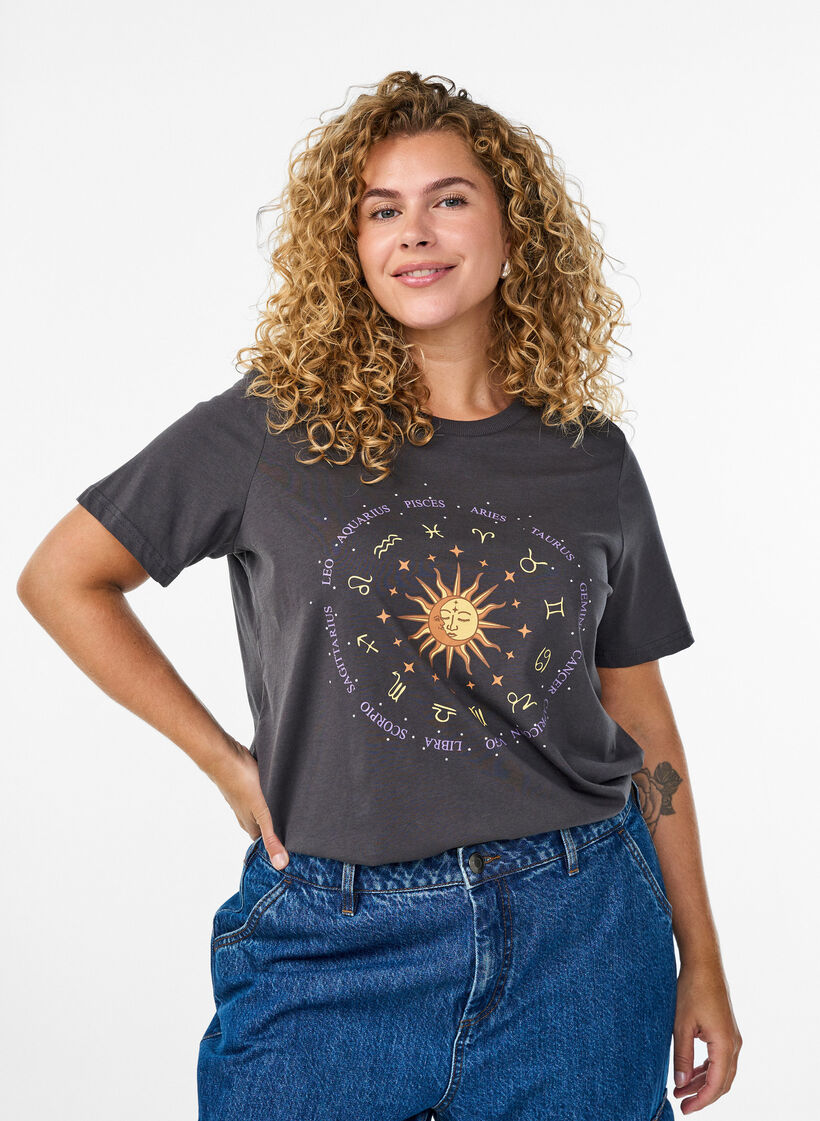 T-Shirt aus Baumwolle mit Print auf der Vorderseite, Grau, Model image number 0