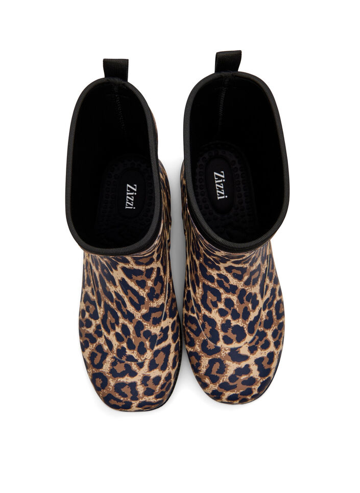 Kurze Stiefel mit weitem Schaft aus elastischem Neopren, Leopard AOP, Packshot image number 2