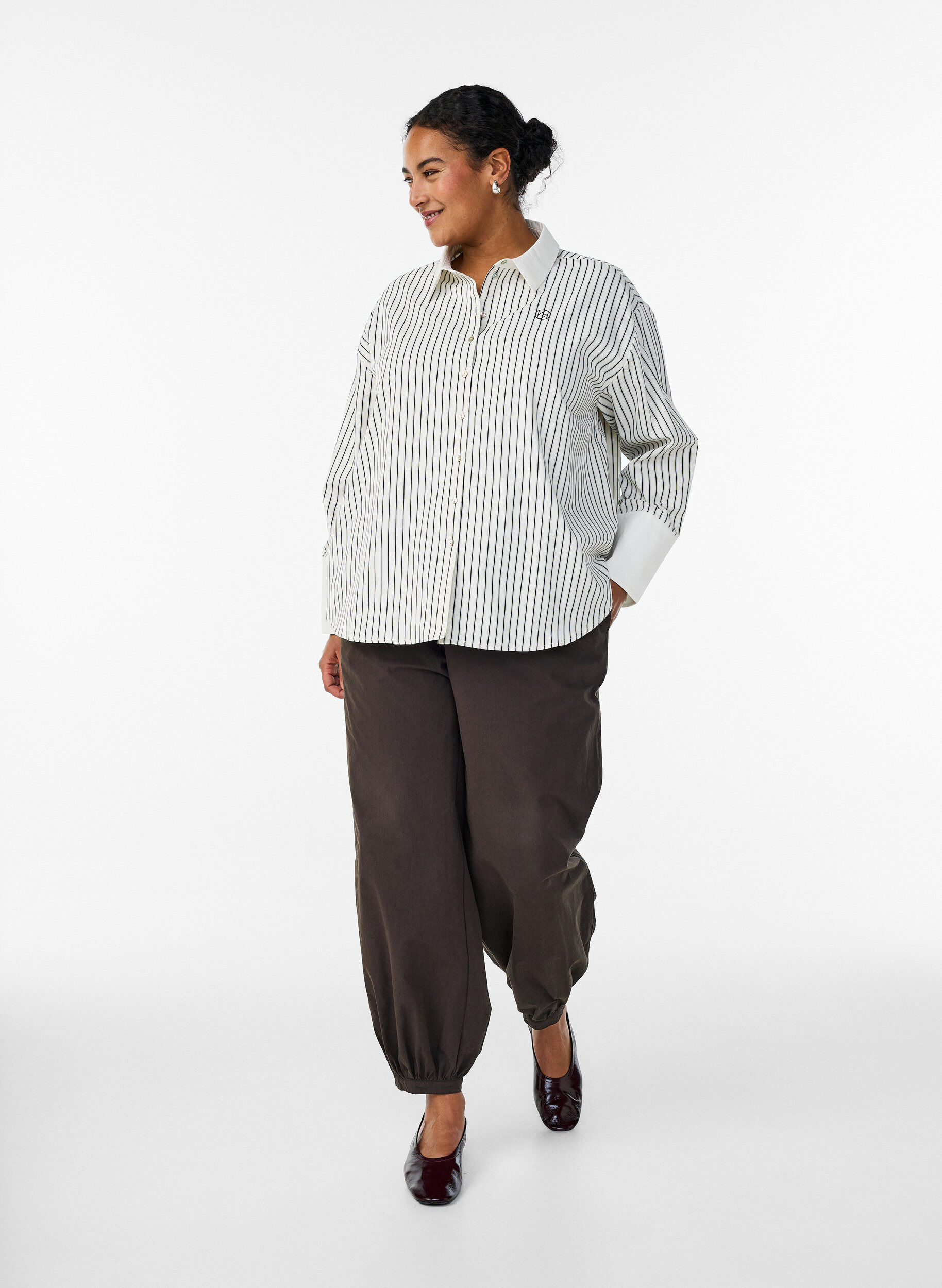 Zizzi Chemise ample &agrave; rayures avec de larges poignets, Blanc, Model image number 1