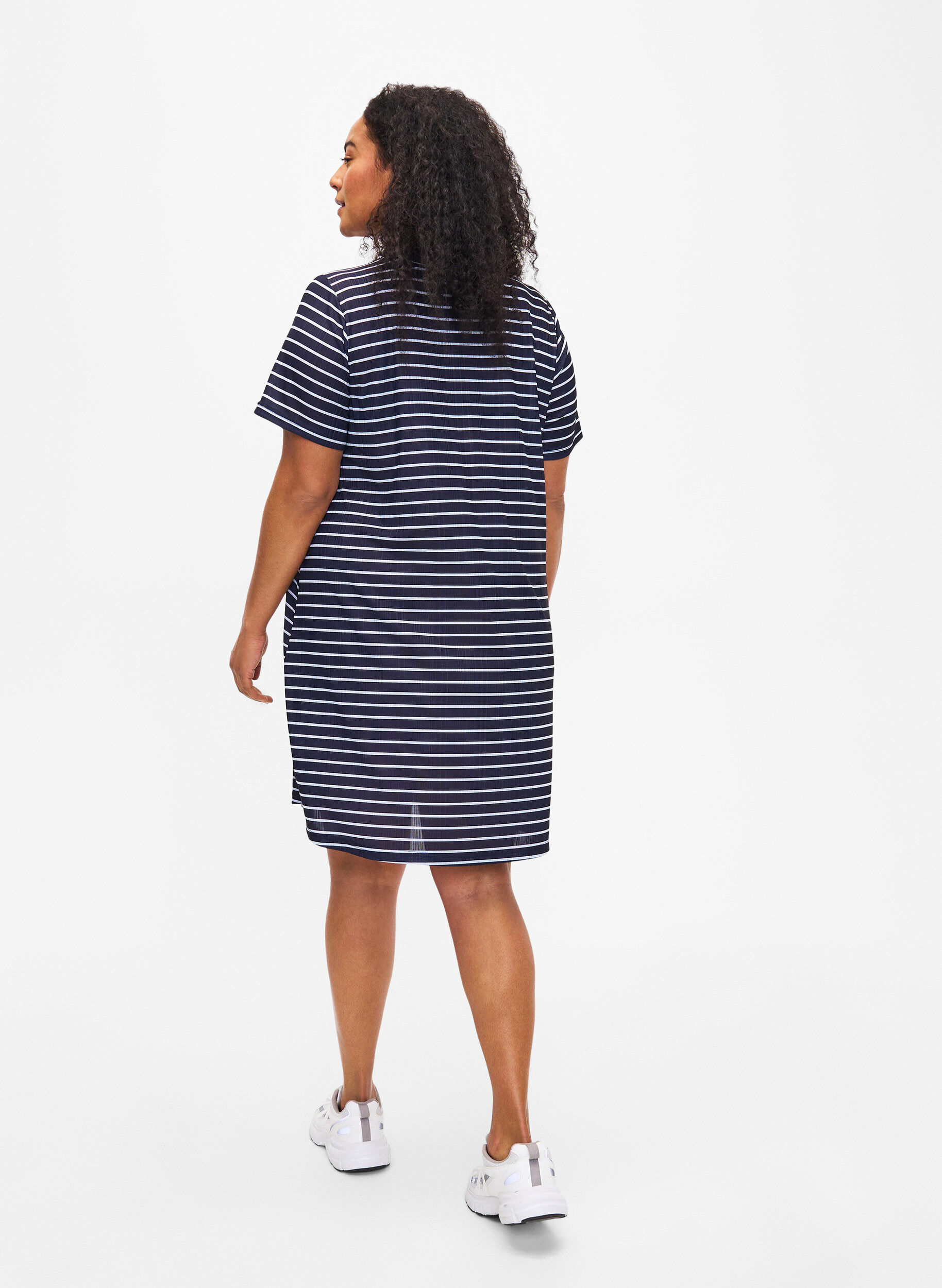 Zizzi FLASH &ndash; Gestreiftes Kleid mit kurzen &Auml;rmeln, Night S. W. Stripe, Model image number 1