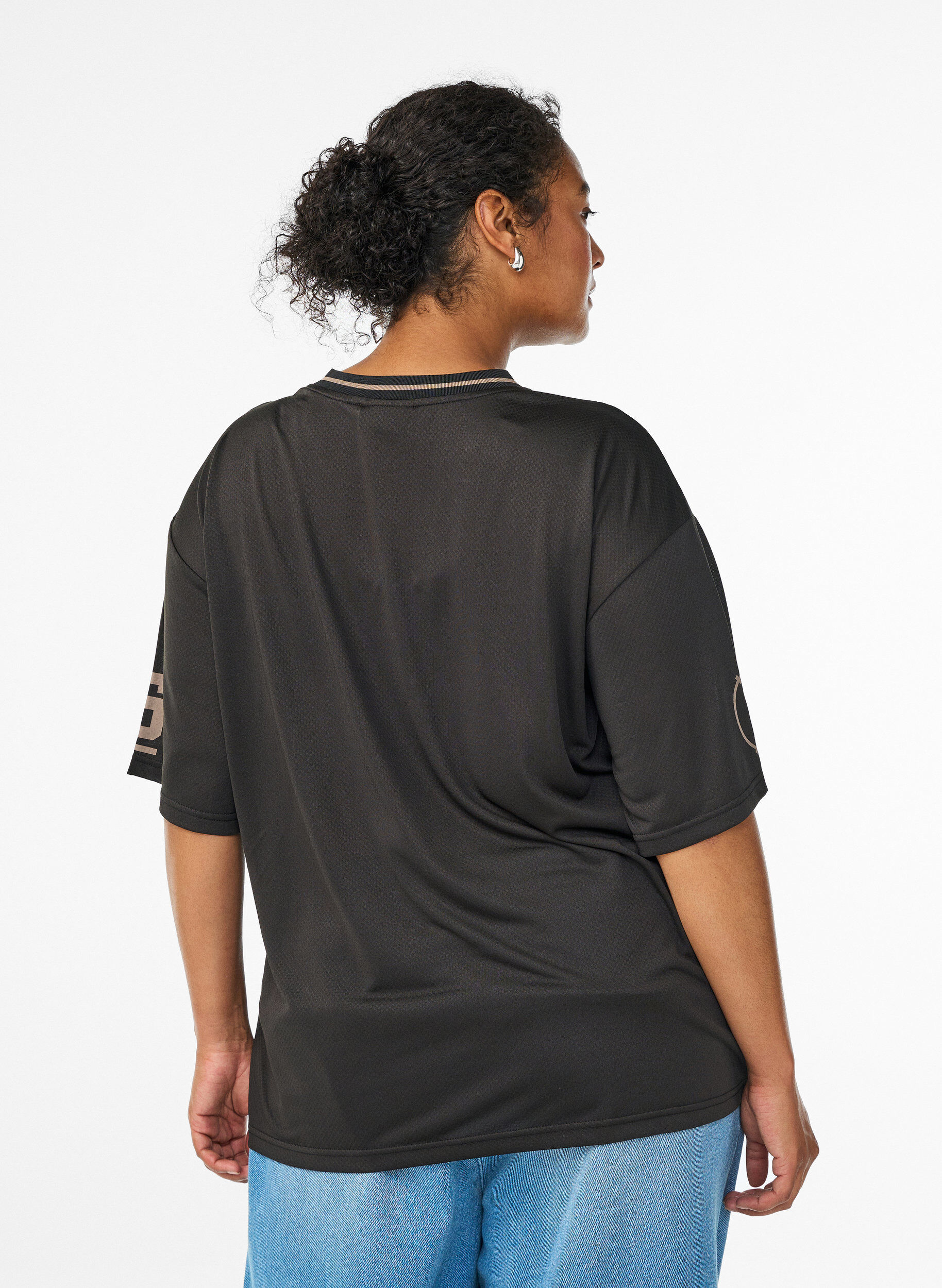 Zizzi Sportliches T-Shirt mit V-Ausschnitt und Racing-Print, Schwarz, Model image number 2