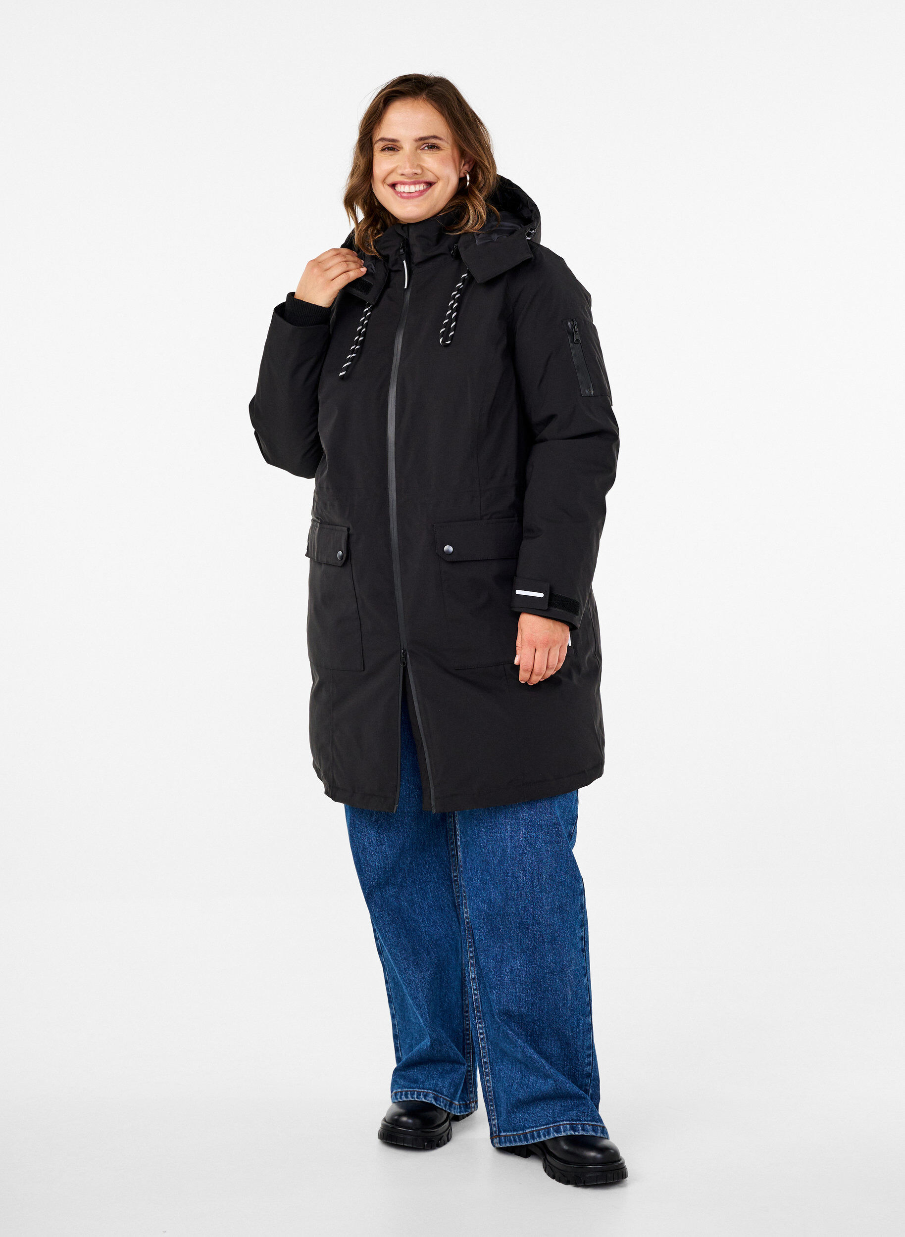 Zizzi Praktische Winterjacke mit Kapuze und Taschen, Schwarz, Model image number 1