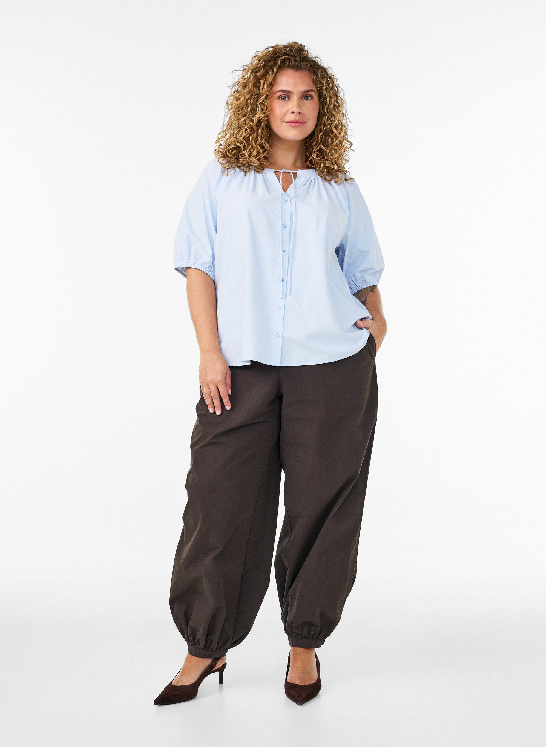 ZizziHemdbluse mit Knopfleiste und Bindeg&uuml;rtel, Blau, Model image number 1