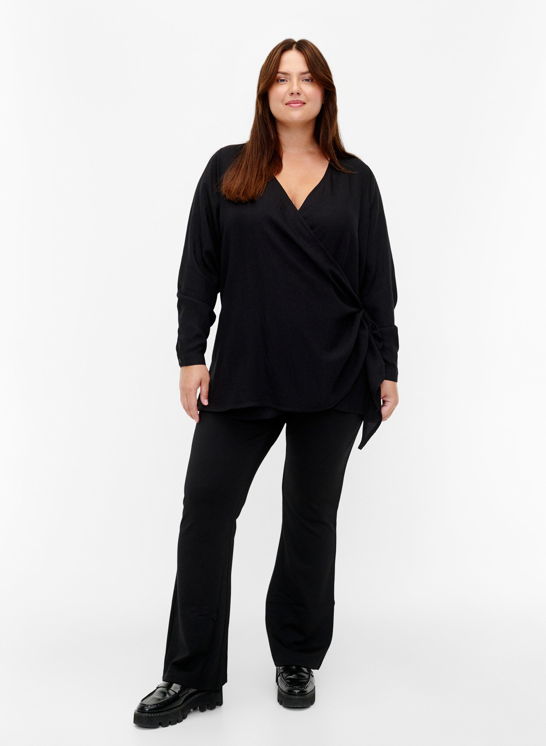 Zizzi Blouse &agrave; manches longues en viscose avec un aspect enveloppant, Black, Model image number 2