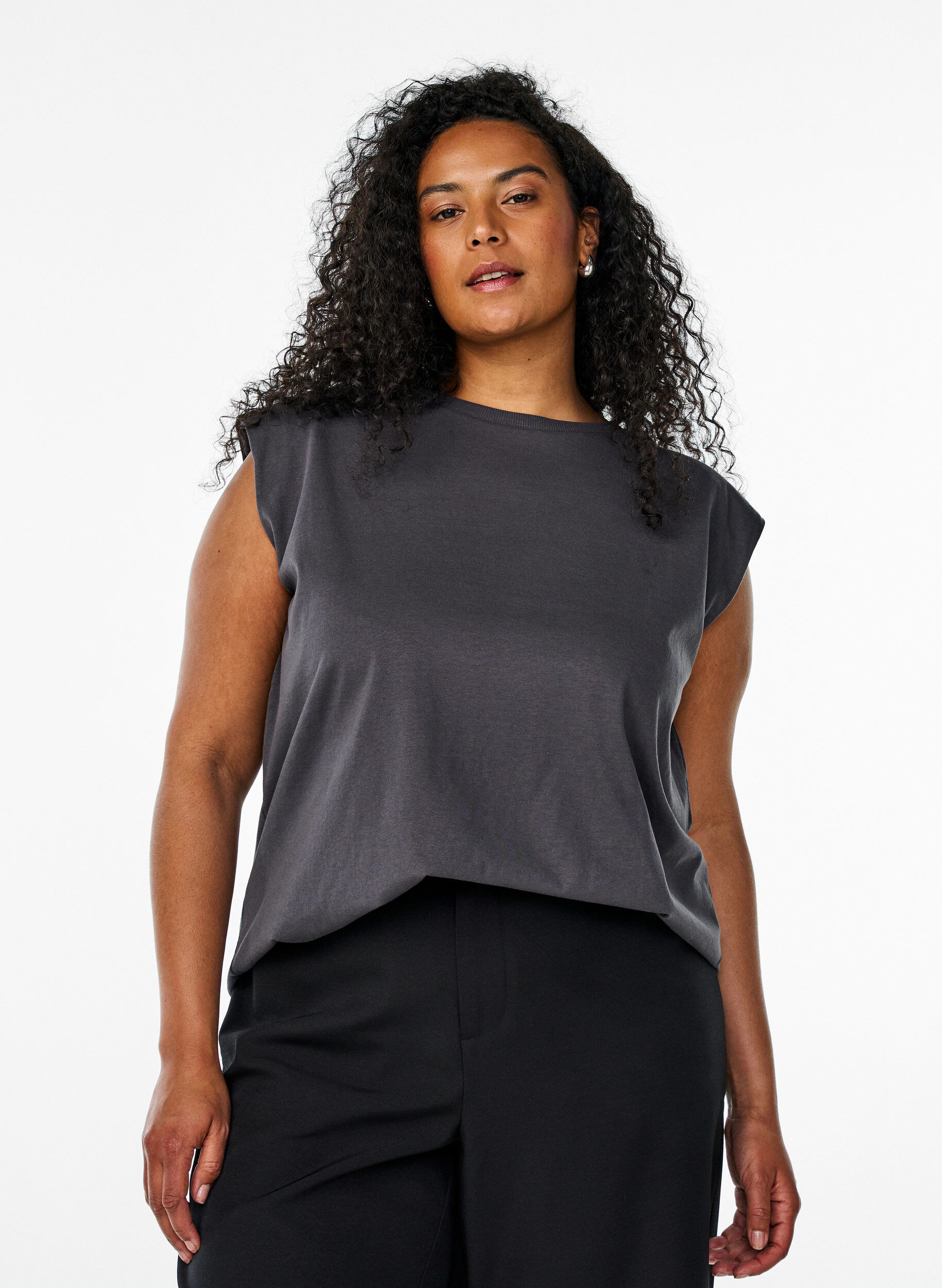 Zizzi &Auml;rmellose Jerseybluse mit Schulterpolstern., Grau, Model image number 0