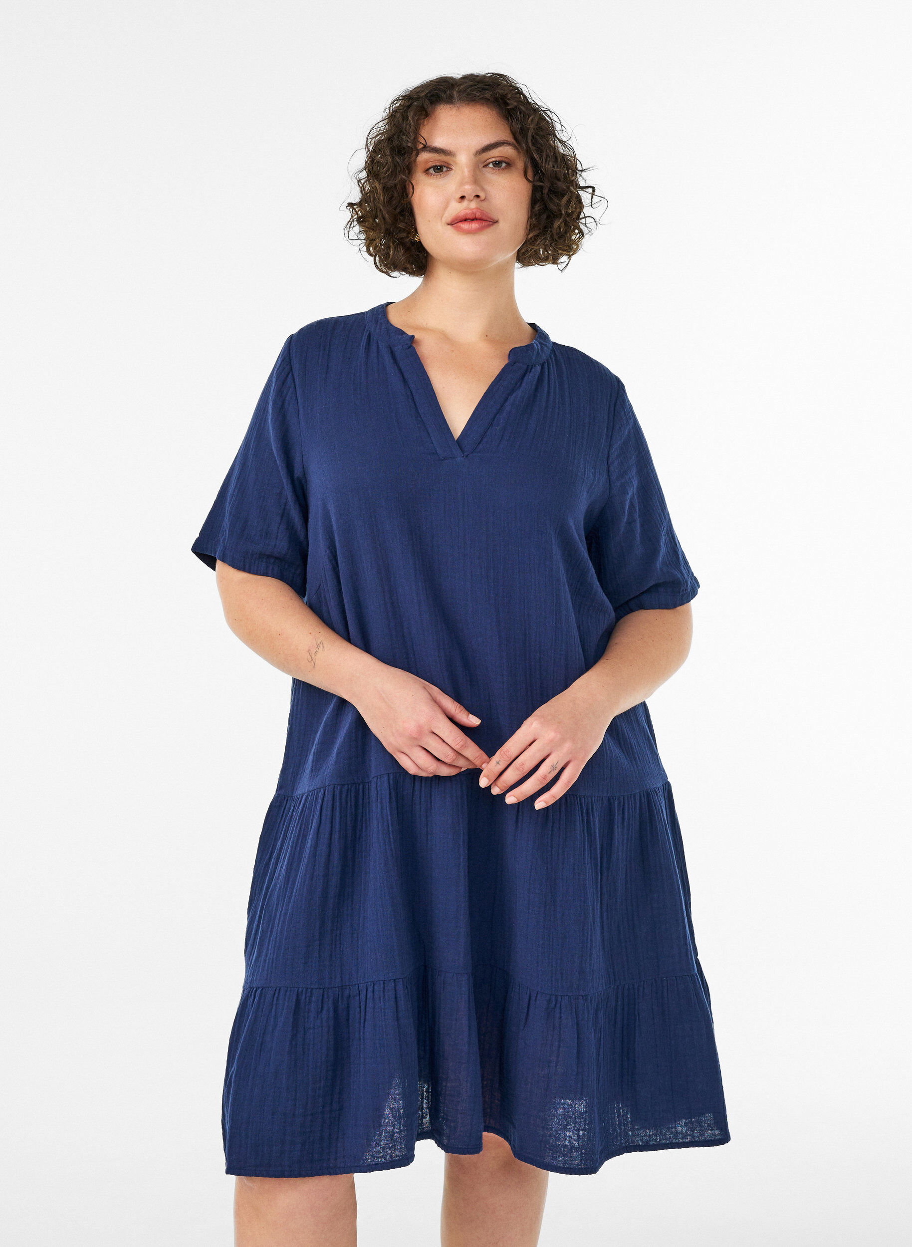 Kurzes A-Linien-Kleid aus Baumwollmusselin, Blau, Model
