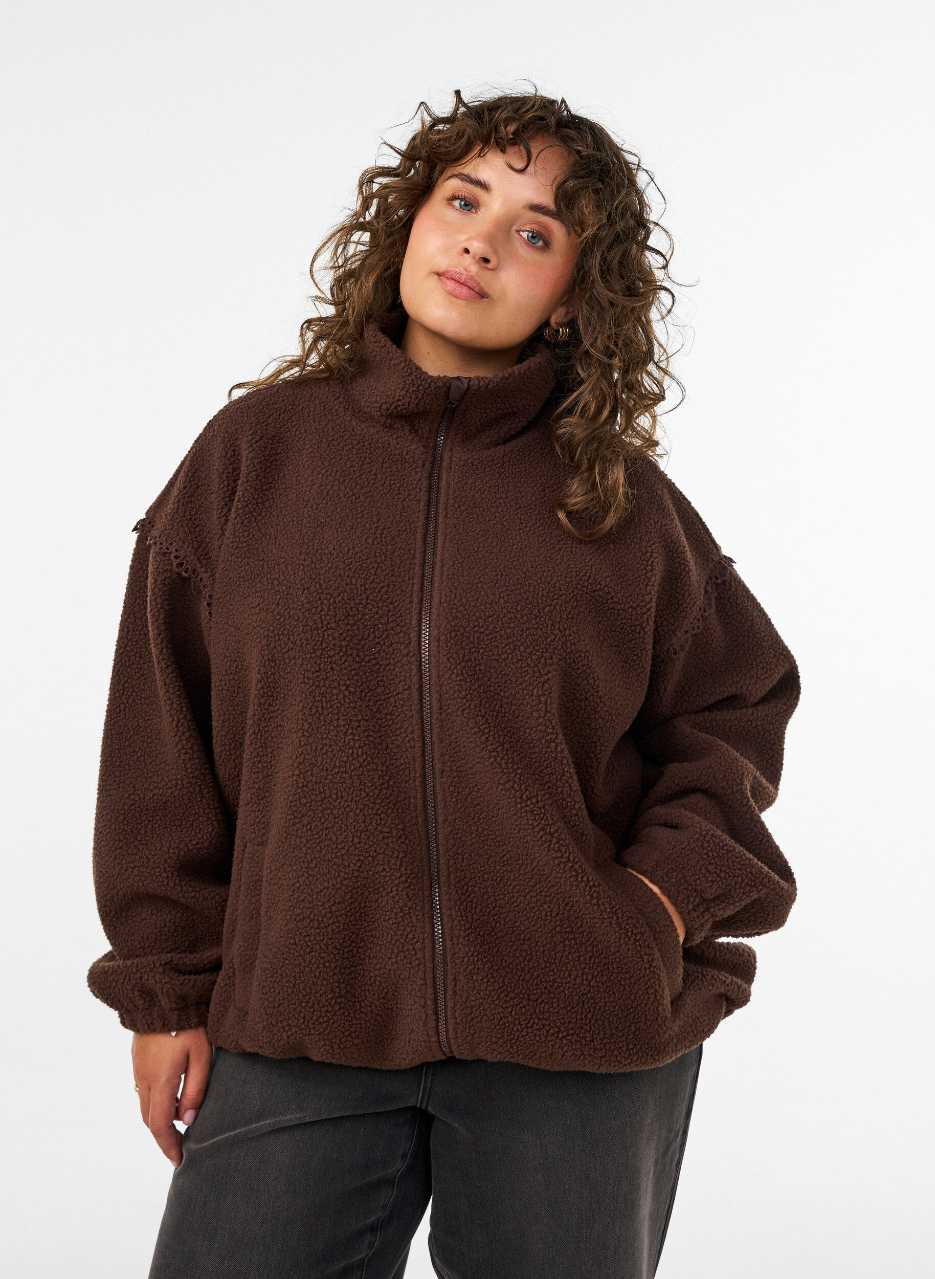 Veste teddy avec finitions en broderie anglaise et col montant, Marron, Model