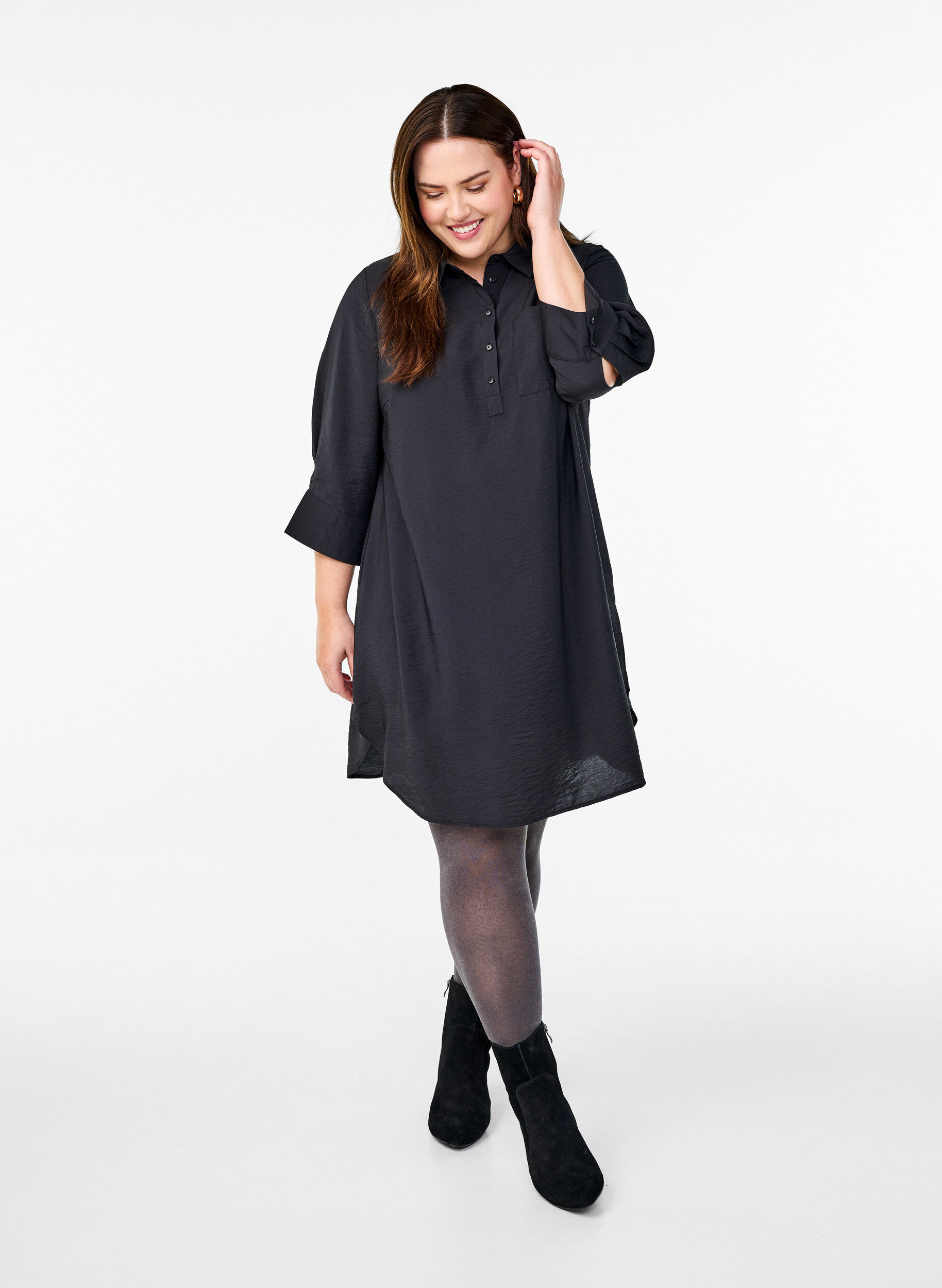 Zizzi Robe courte avec col et poche poitrine, Noir, Model image number 1