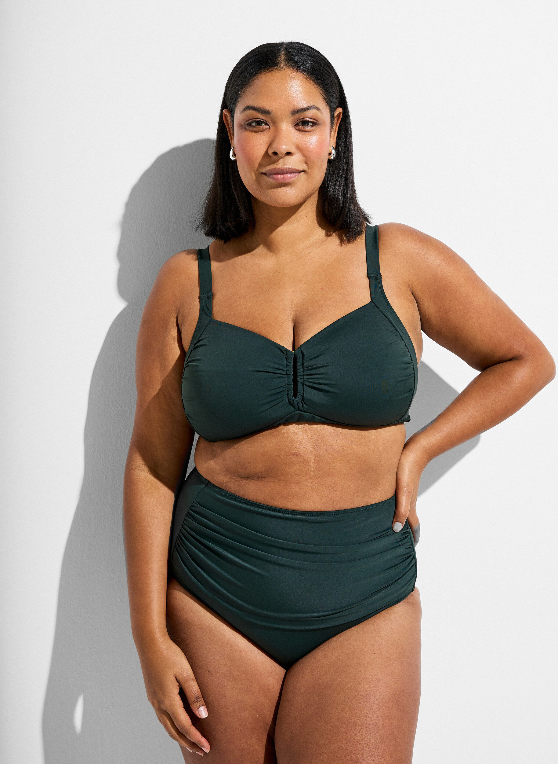 Zizzi Hoch taillierte Bikini-Slip mit Drapierung, Gr&uuml;n, Model image number 0