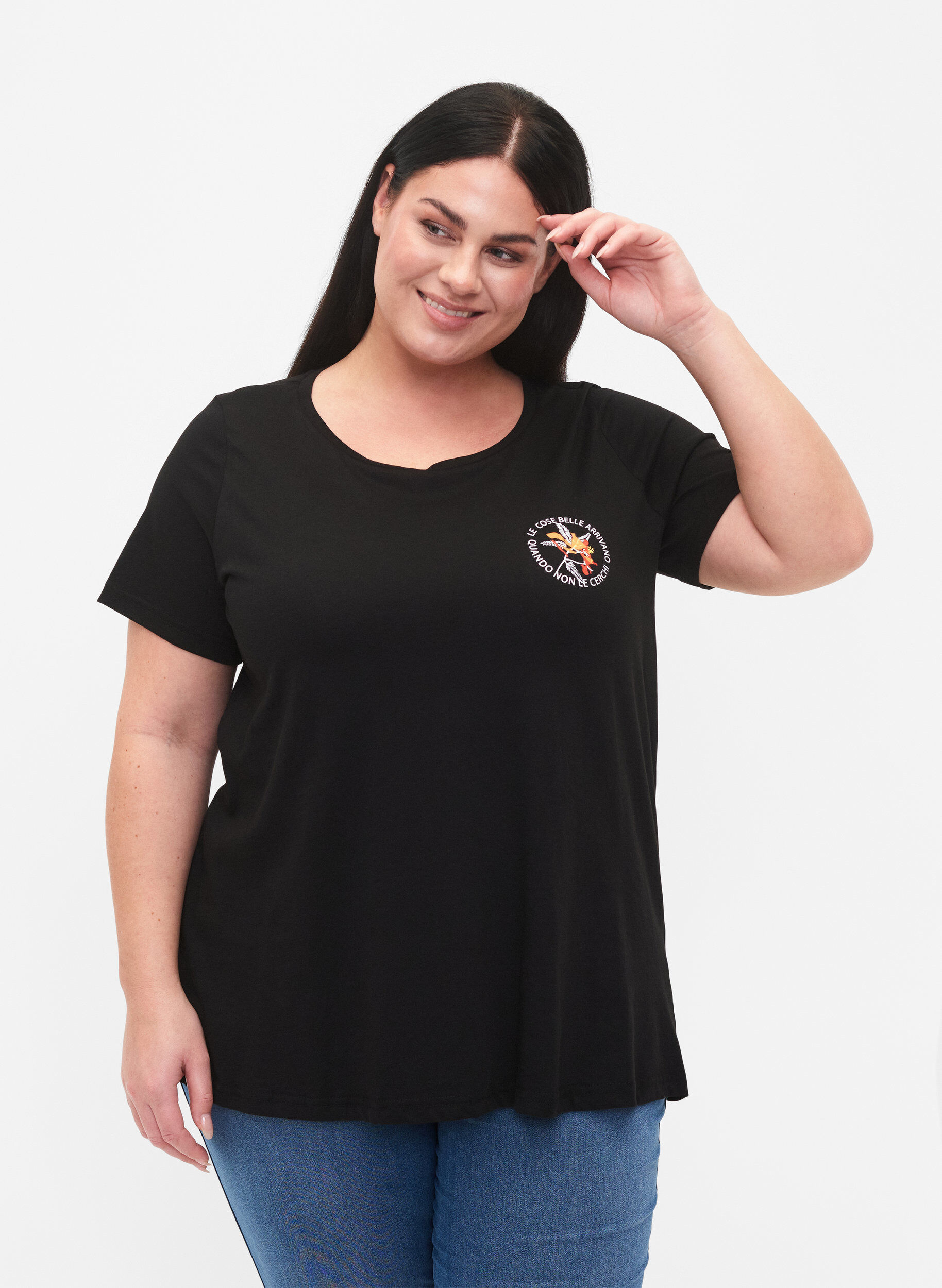 Zizzi T-Shirt aus Baumwolle mit Aufdruck, Black W. Chest print, Model image number 0