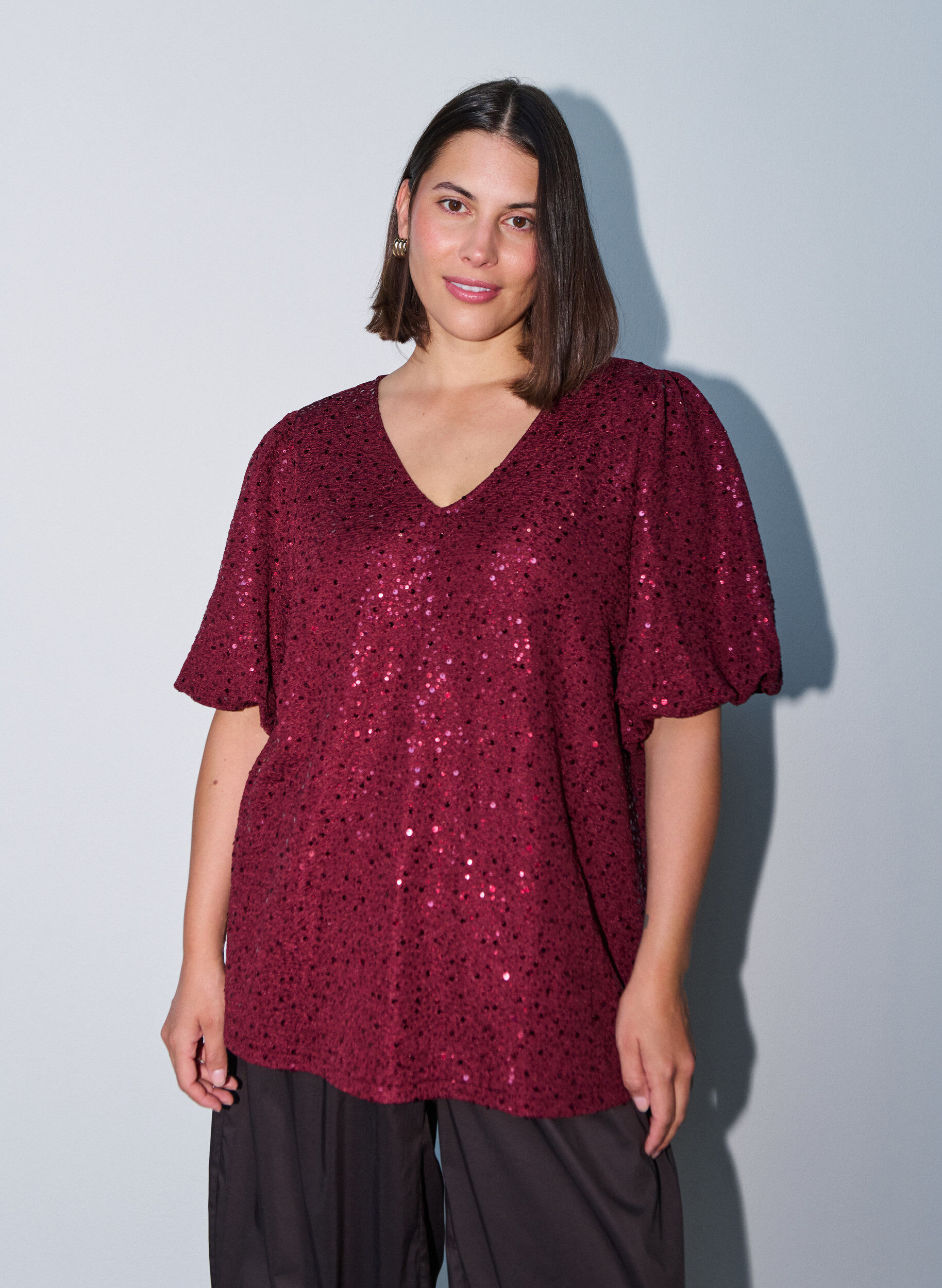 Paillettenbluse mit Ballon&auml;rmeln, Rot, Model