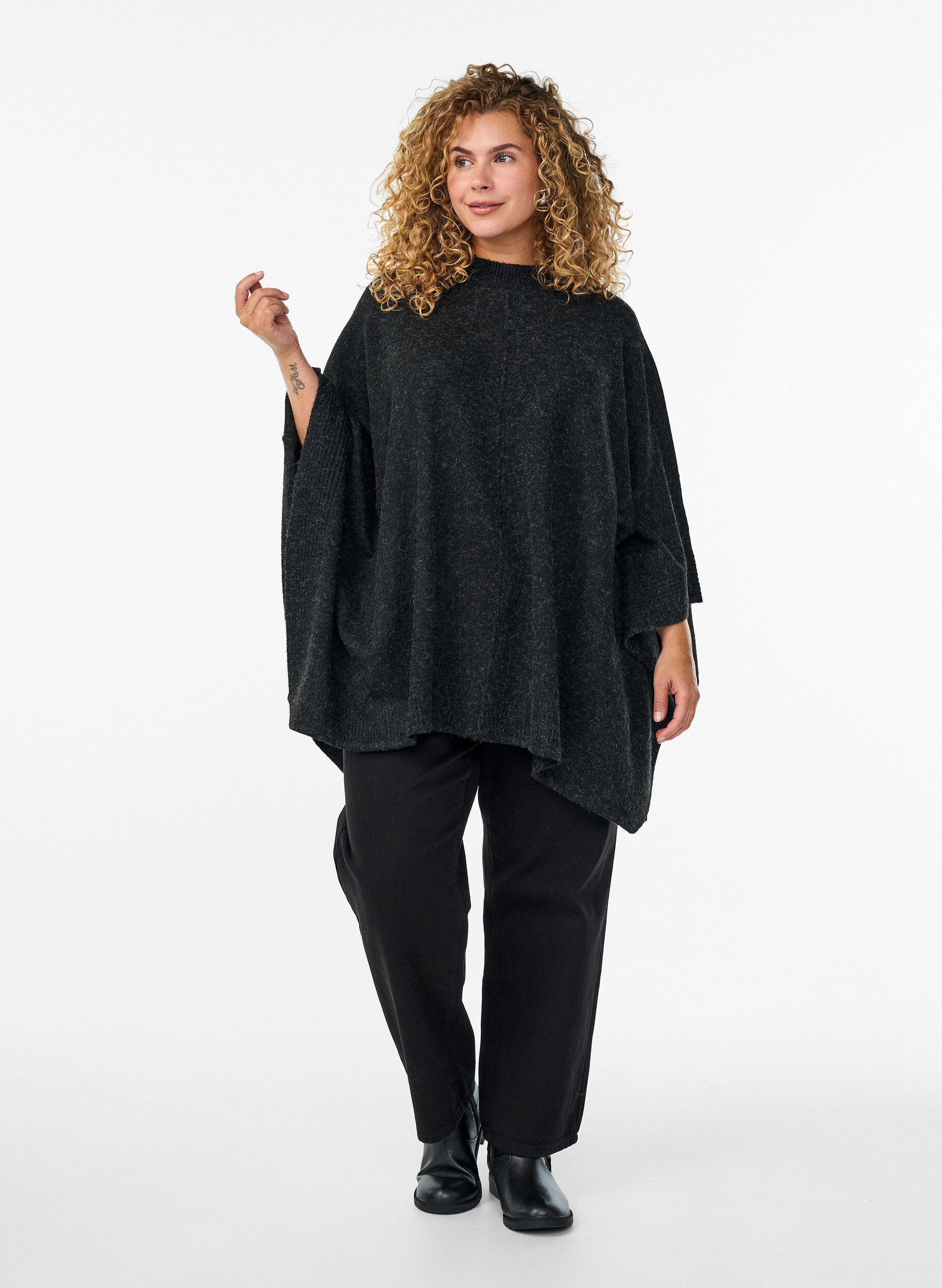 Zizzi Poncho mit Rippdetails und Rundhalsausschnitt, Grau, Model image number 1