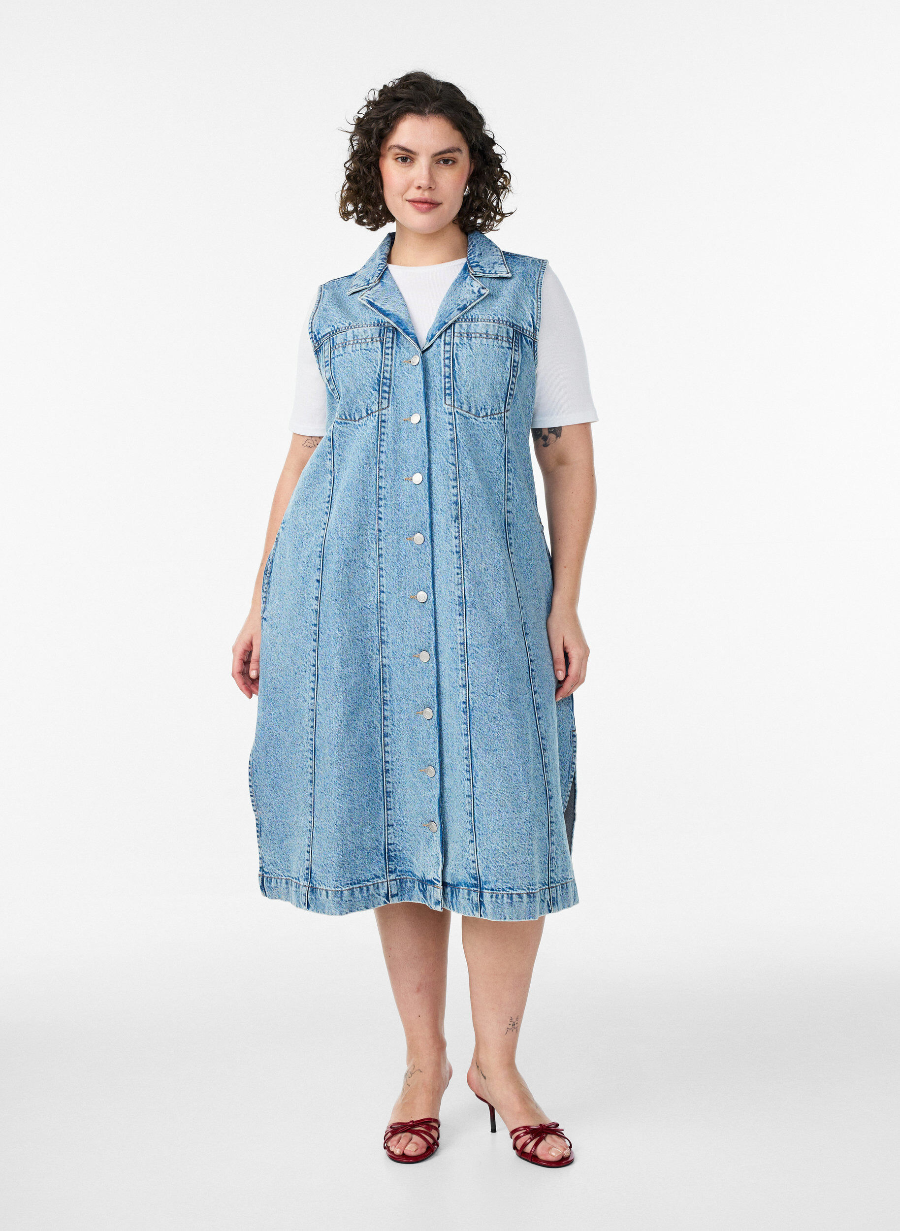 Zizzi &Auml;rmelloses Jeanskleid mit Knopfleiste und Schlitzen, Blau, Model image number 0