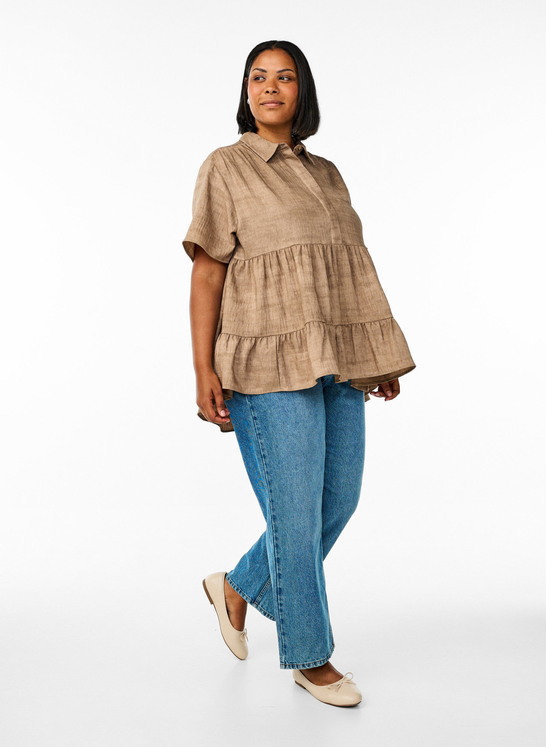 Zizzi Lockere Bluse mit Kragen und Kn&ouml;pfen, Braun, Model image number 1