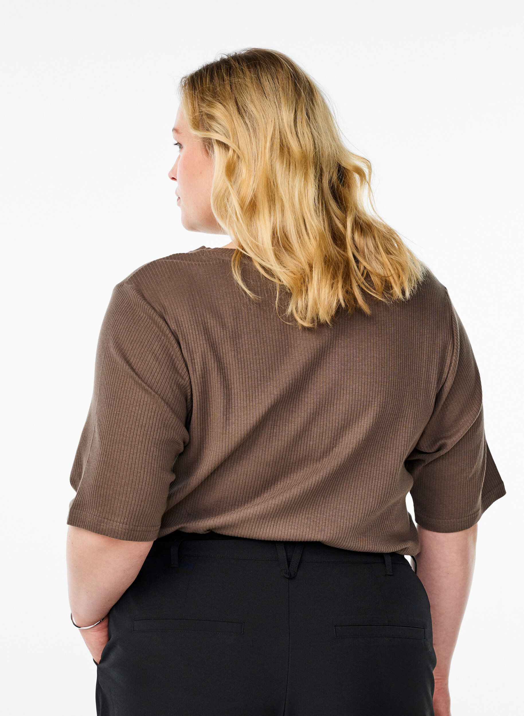 ZizziBluse aus geripptem Jersey mit kurzen &Auml;rmeln, Braun, Model image number 2