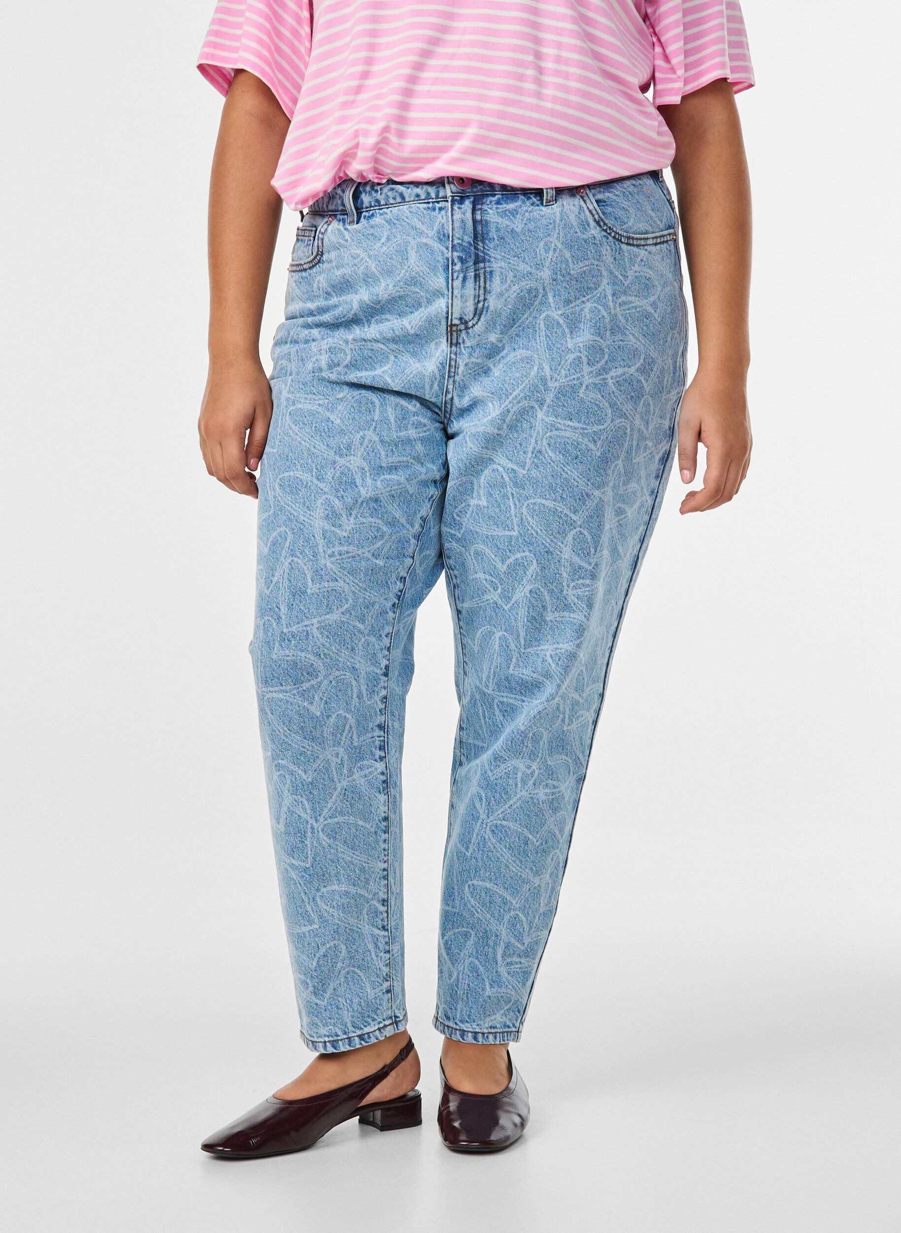 Zizzi Mille Mom Fit Jeans mit Stickerei, Blau, Model image number 2