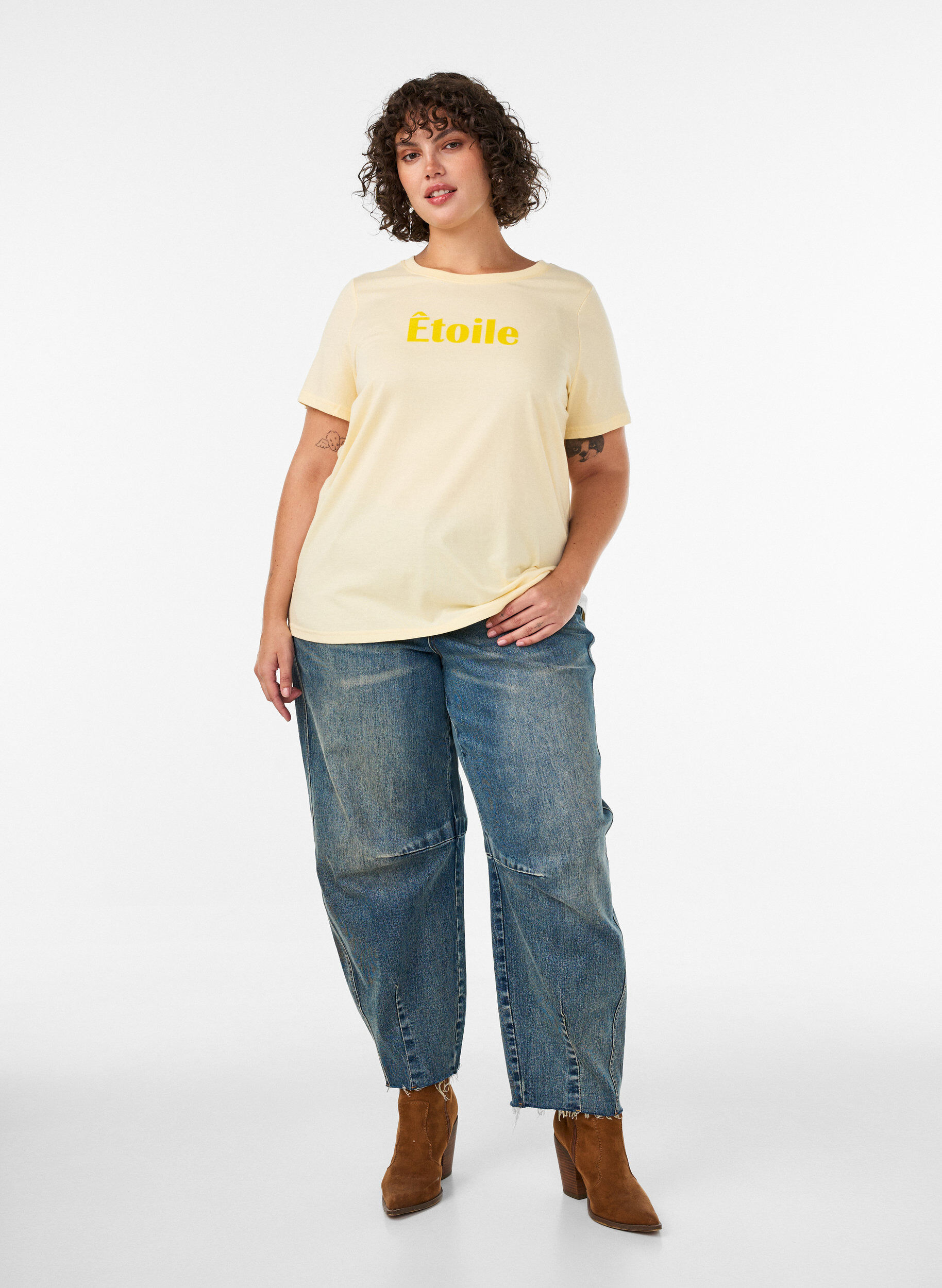 ZizziT-shirt en coton bio avec inscription en velours, Jaune clair, Model image number 1