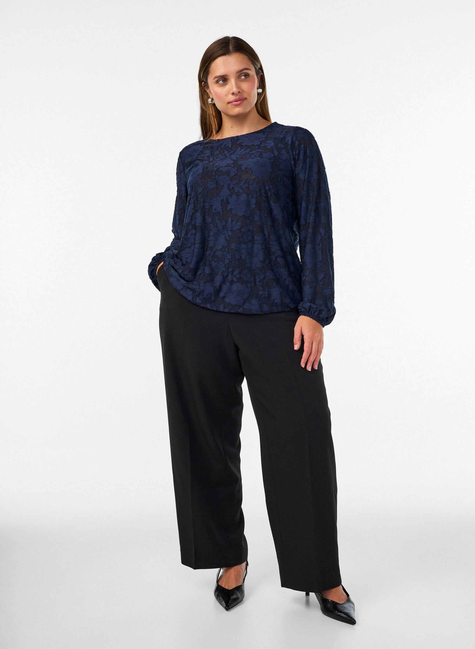 ZizziTransparente Bluse mit floraler Struktur und langen &Auml;rmeln, Blau, Model image number 1